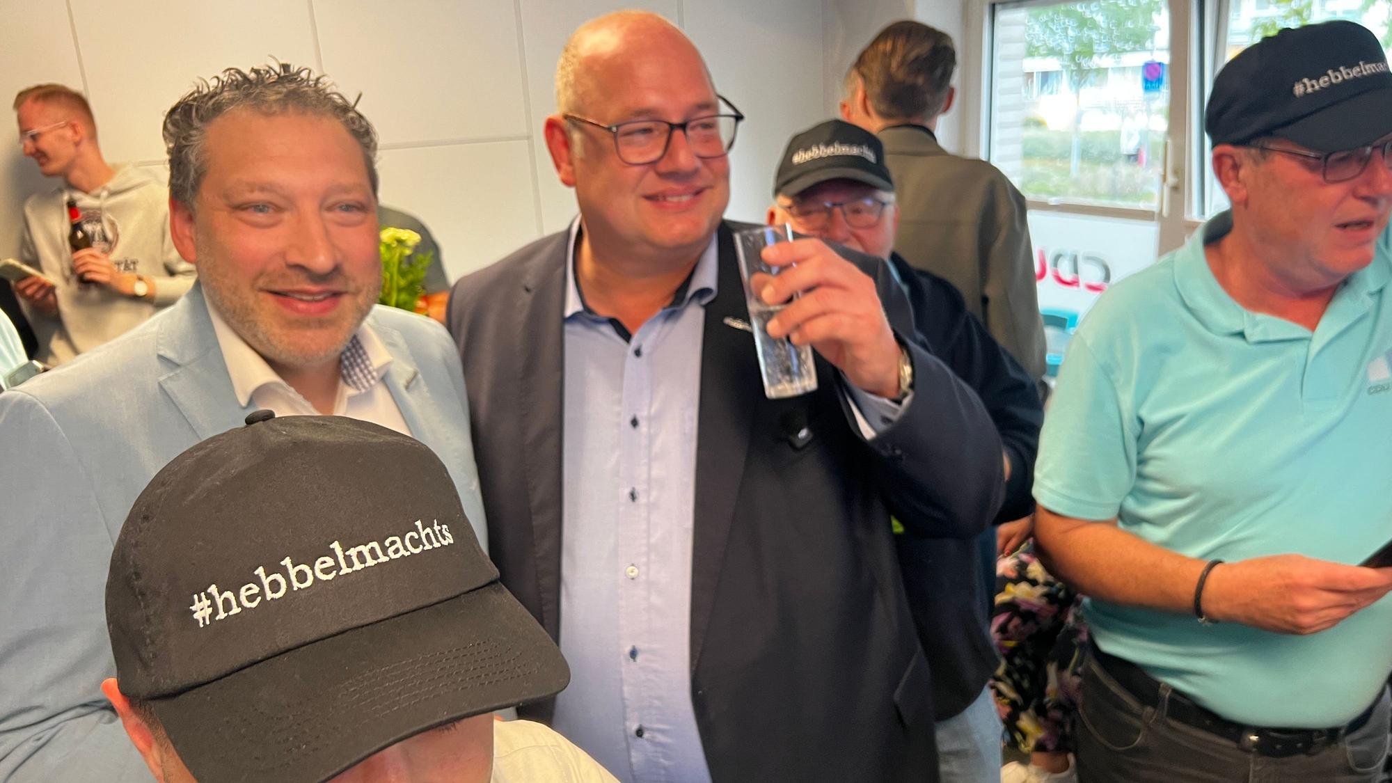 Gute Laune am Stichwahlabend in der Parteizentrale: Feister (l.) hatte eine bedeutende Rolle im Wahlkampfteam von Hebbel gespielt.