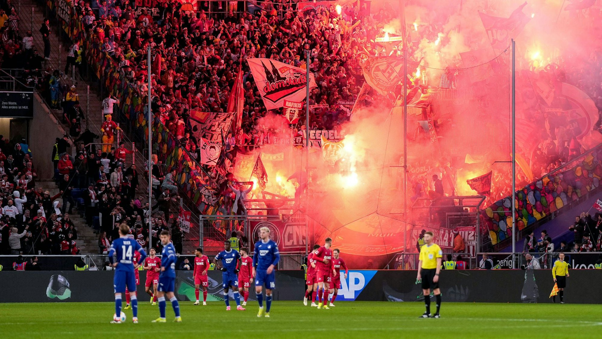 Die Fans vom 1. FC Köln zünden in der Fankurve Pyrotechnik, Stimmung im Stadion, Atmosphäre, Pyro, Pyros, Ultras, Zuschauer, Fanblock, Chaoten, Bengalo, Bengalos, Feuerwerk, flare, Symbolfoto, Symbolbild, Symbol, 11.02.2024, Sinsheim Deutschland, Fussball, Bundesliga, TSG 1899 Hoffenheim - 1. FC Köln, DFB/DFL REGULATIONS PROHIBIT ANY USE OF PHOTOGRAPHS AS IMAGE SEQUENCES AND/OR QUASI-VIDEO. *** The fans of 1 FC Köln ignite pyrotechnics in the fan curve, atmosphere in the stadium, atmosphere, pyro, pyros, Ultras, spectators, fan block, chaotic, Bengalo, Bengalos, fireworks, flare, symbol photo, symbol image, symbol, 11 02 2024, Sinsheim Germany , Football, Bundesliga, TSG 1899 Hoffenheim 1 FC Köln, DFB DFL REGULATIONS PROHIBIT ANY USE OF PHOTOGRAPHS AS IMAGE SEQUENCES AND OR QUASI VIDEO xozx
