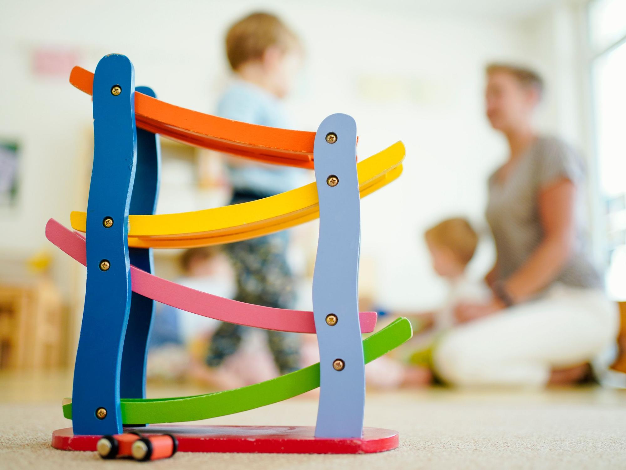 Das Bild zeigt eine Szene in einem Kindergarten.