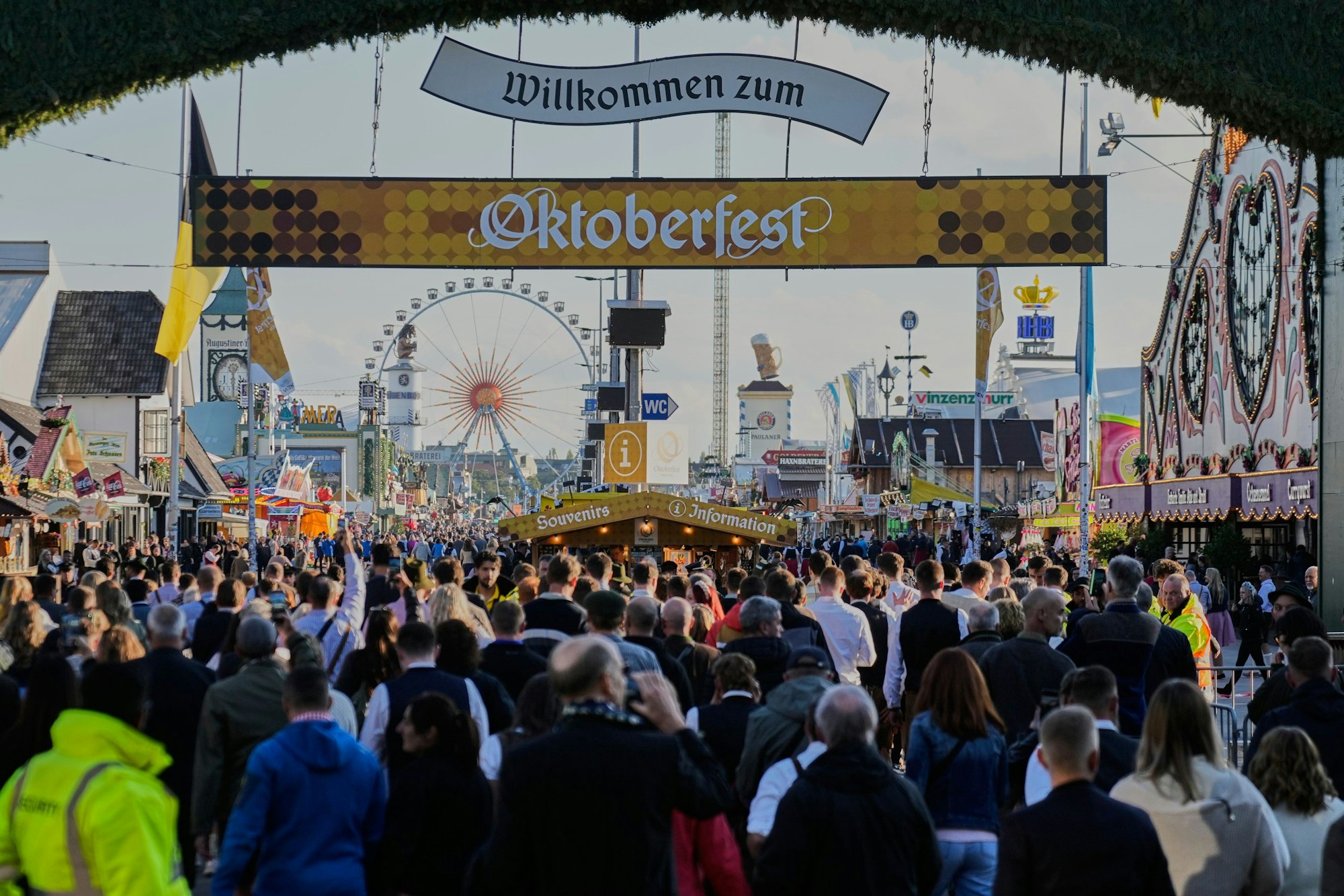 01.10.2025, Bayern, München: Besucher gehen nach dem Einlass wieder auf das Gelände des Oktoberfests. Nach der Schließung wegen einer Bombendrohung ist das Münchner Oktoberfest wieder geöffnet worden. Foto: Matthias Schrader/AP/dpa +++ dpa-Bildfunk +++