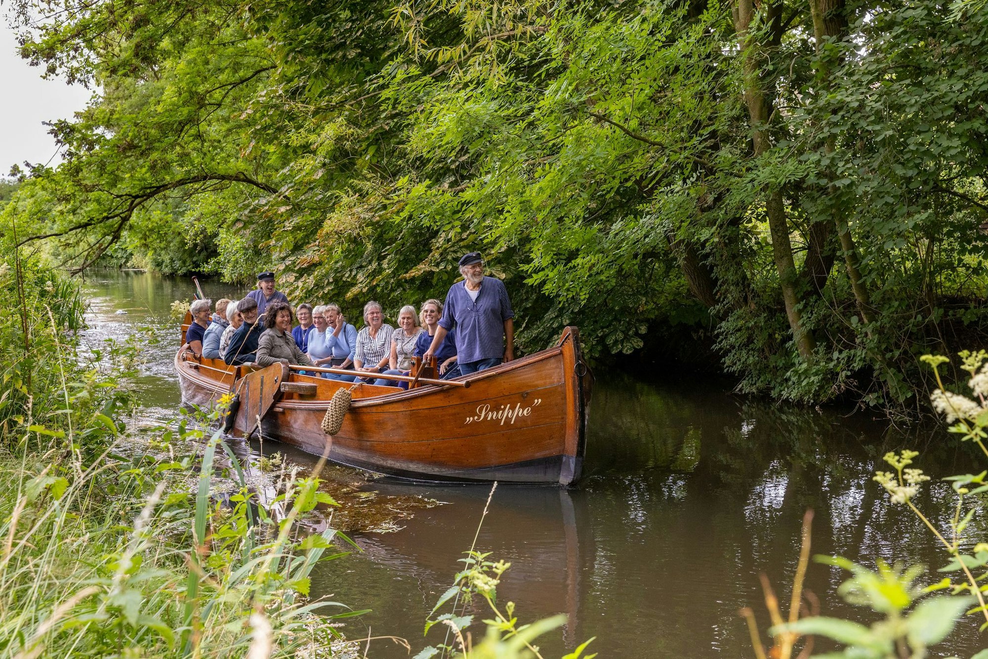 Im Berkelzompen unterwegs: Früher haben die flachen Kähne Waren transportiert, heute sind es Touristen.