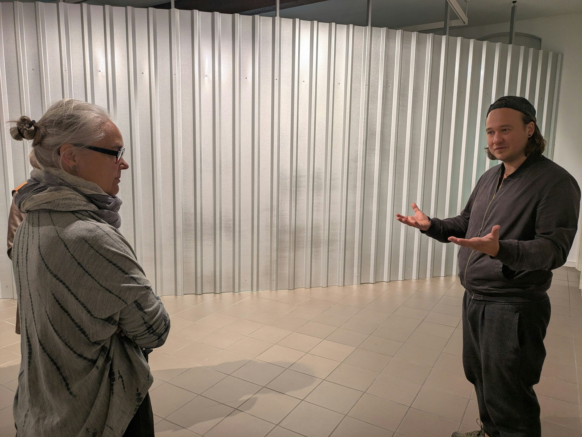 Emil Walde im Gespräch mit der Kunstvereins-Vorsitzenden Susanne Wedewer-Pampus in der Installation