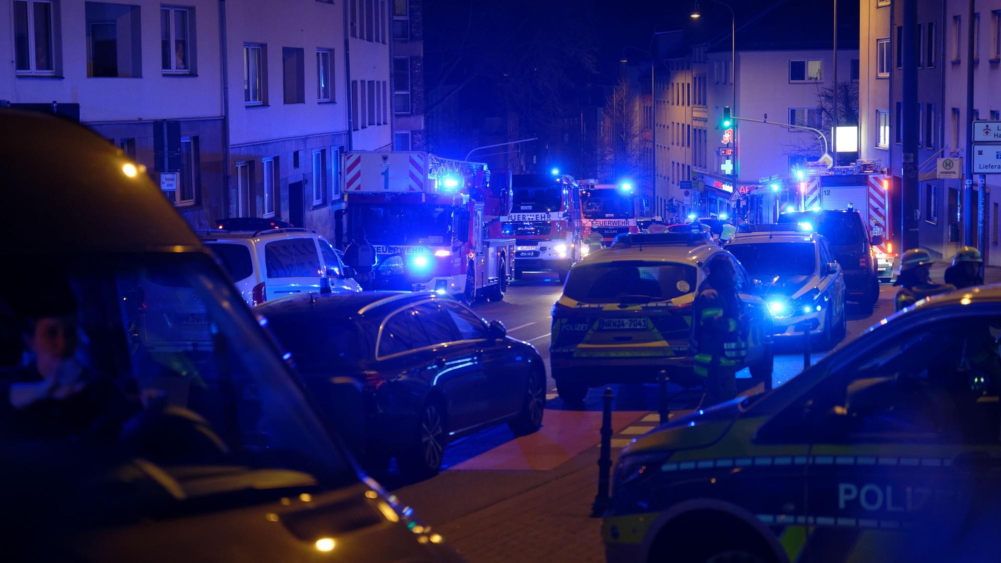 Einsatzfahrzeuge der Polizei und der Feuerwehr (Symbolfoto).
