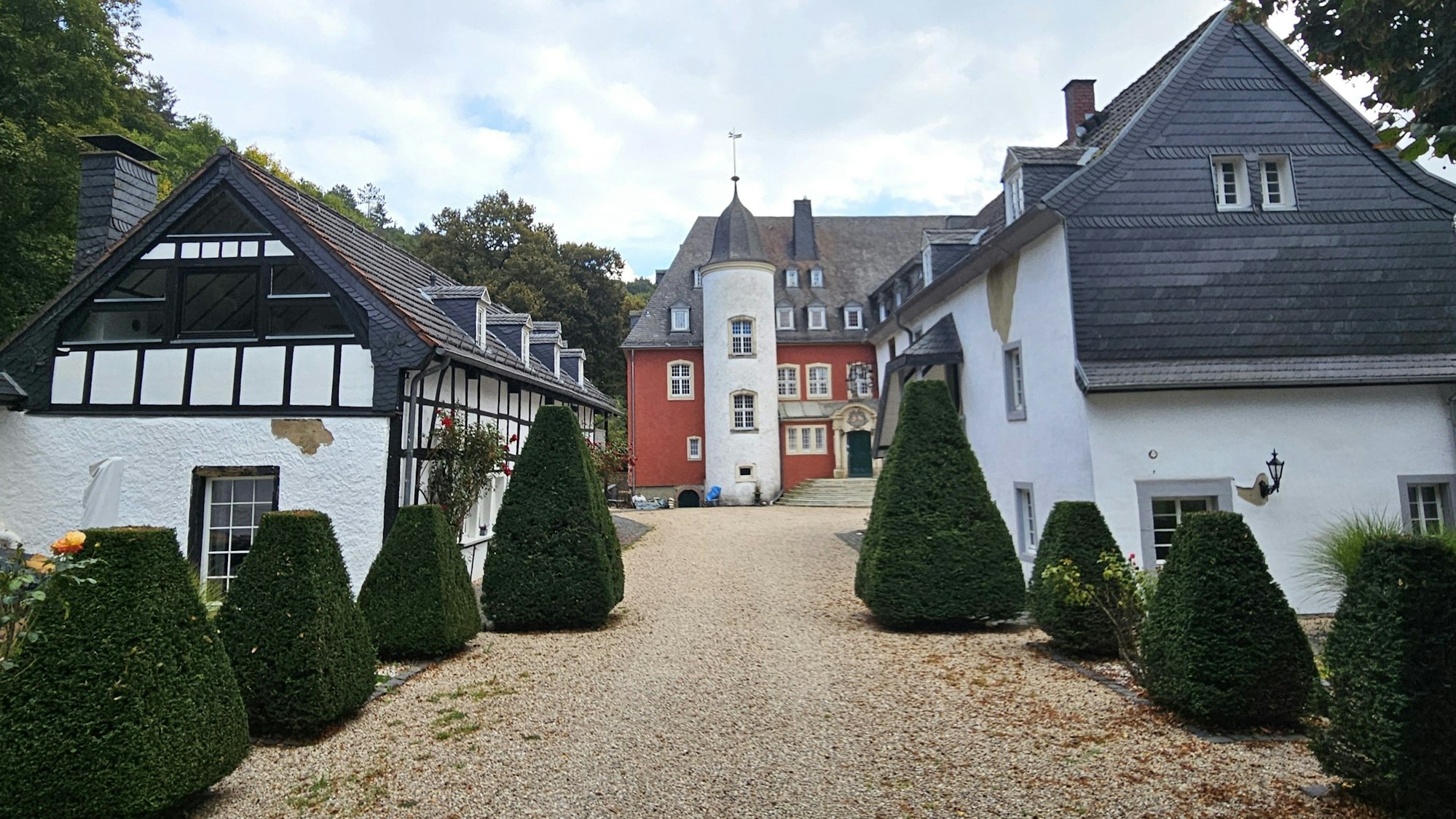 Blick auf zwei Nebengebäude und das Haupthaus der Burganlage..