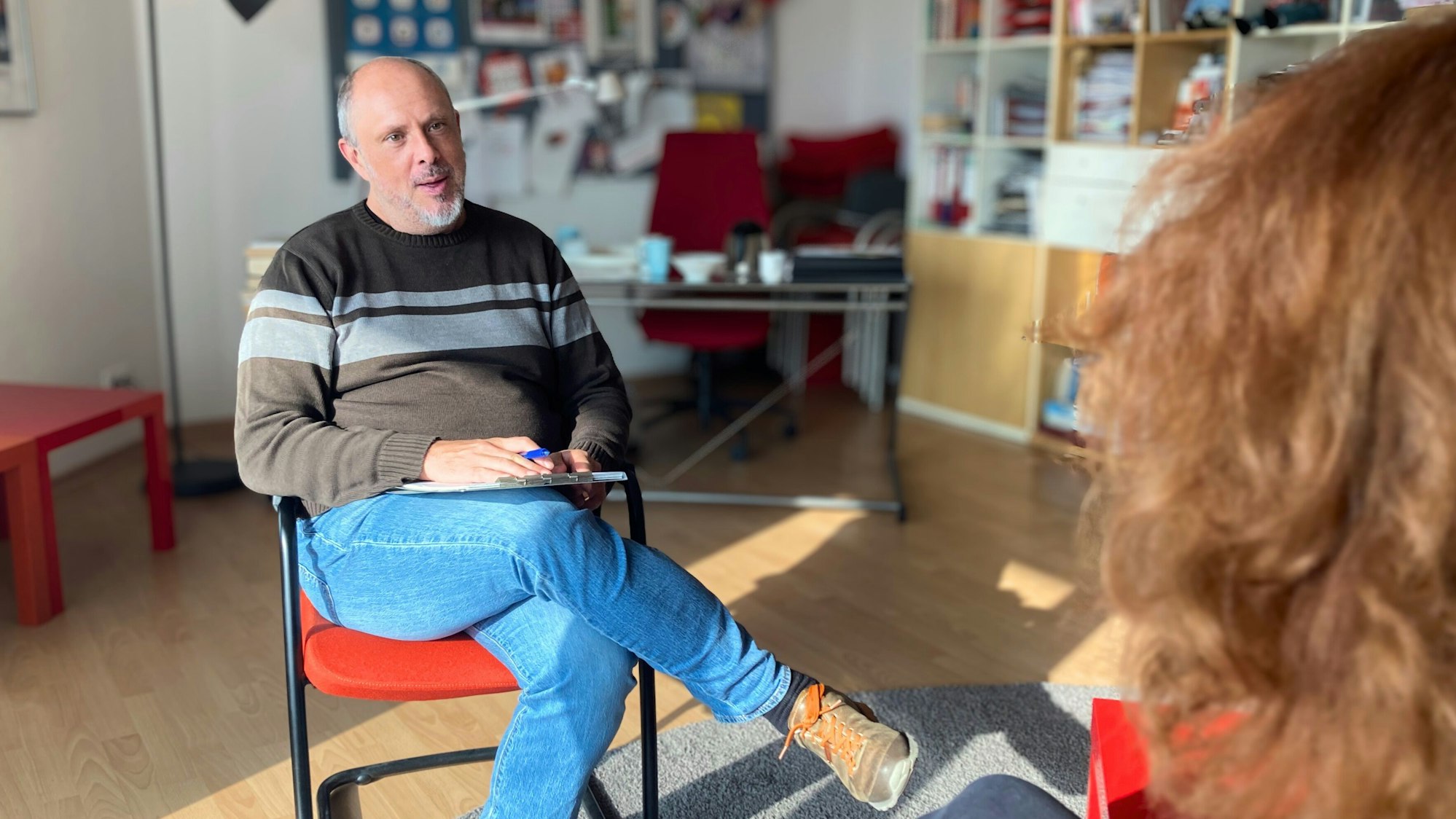 Bernd Bündgen ist Sozialpädagoge und berät Frauen, die ihre Schwangerschaft abbrechen wollen.