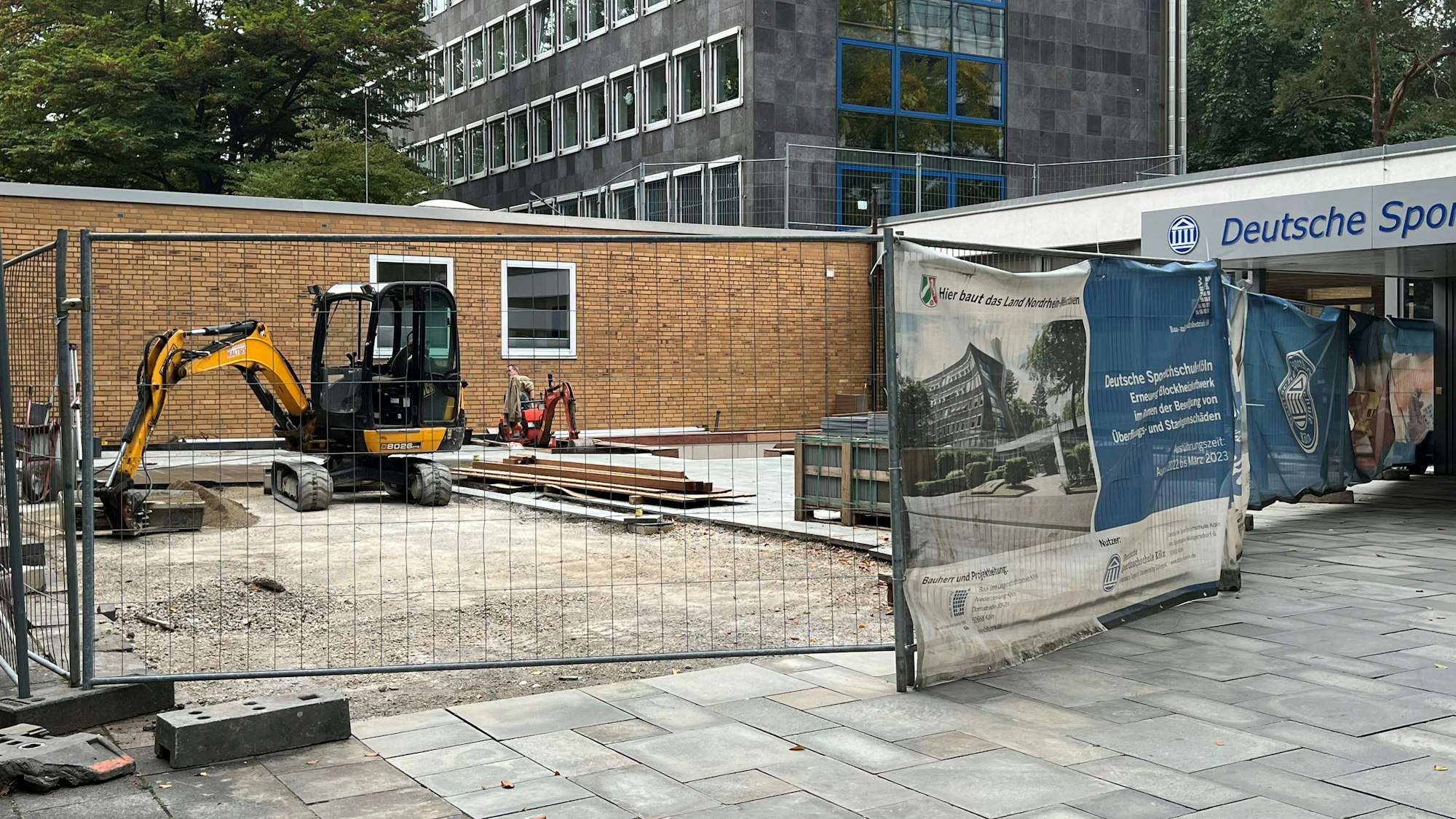 Kleine Baustelle vor dem Haupteingang