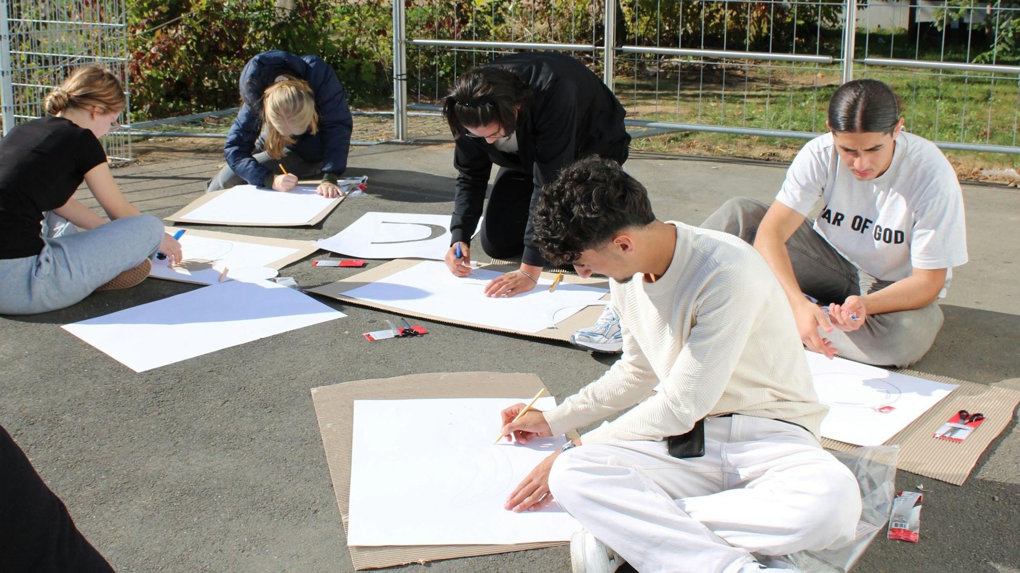 Die Schülerinnen und Schüler zeichnen verschiedene Fruchtmotive für ihre Schablonen vor.