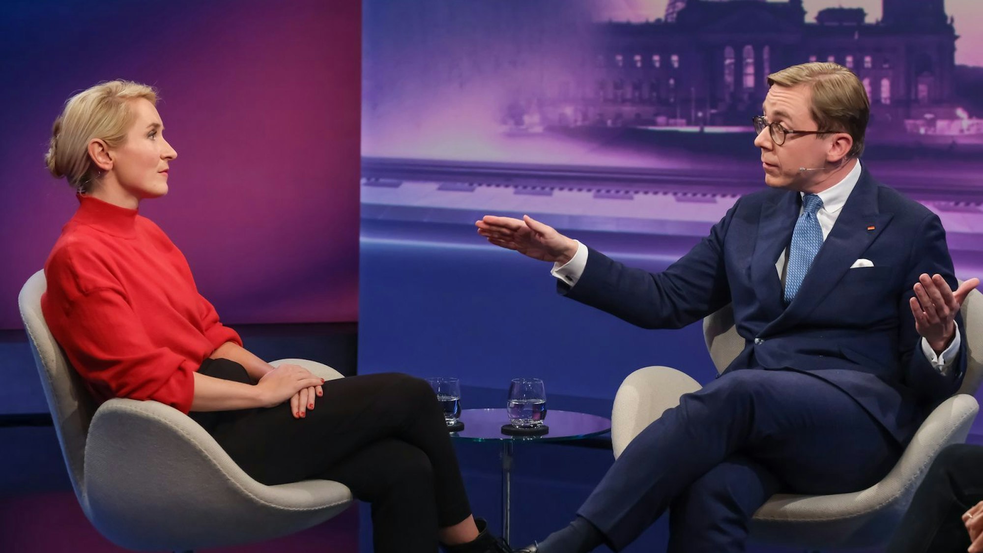 Bei den Themen Vemörgens- und Erbschaftssteuer gerieten Ines Schwerdtner (Die Linke) und Philipp Amthor (CDU) aneinander. (Bild: WDR/ Oliver Ziebe)