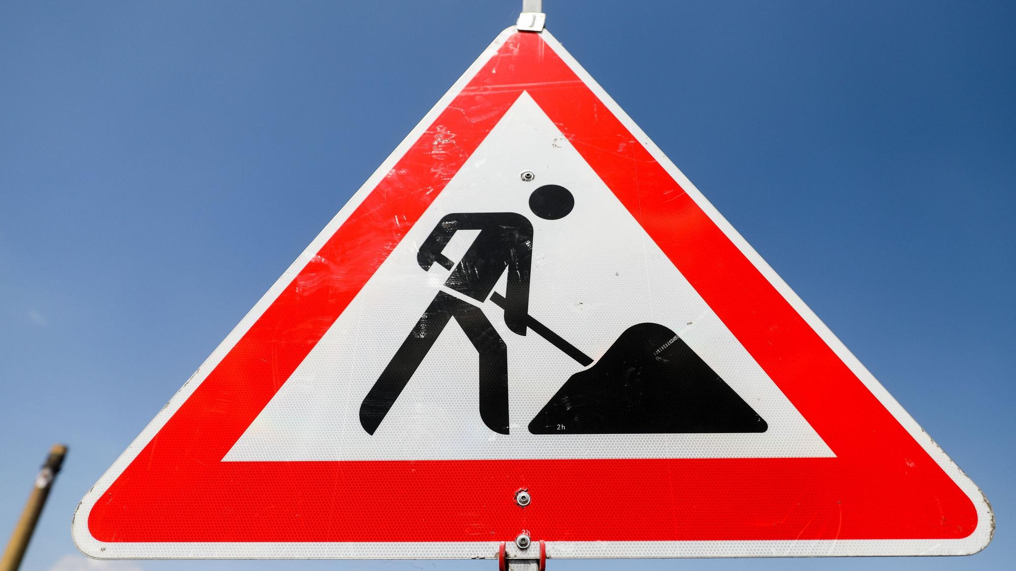 Ein Schild weist auf eine Baustelle hin.