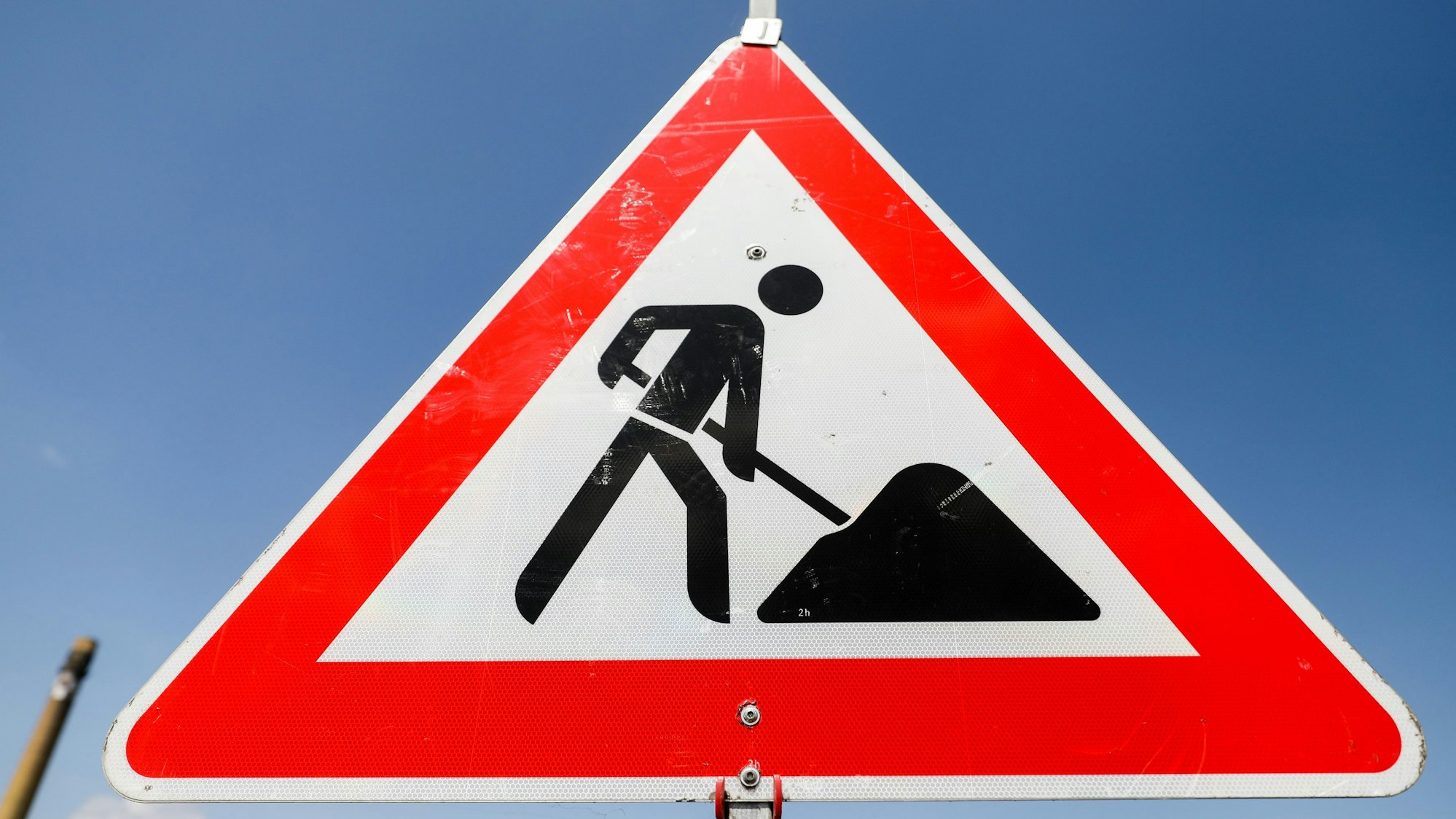 Ein Schild weist auf eine Baustelle hin.