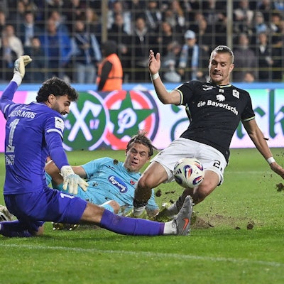 Sigurd HAUGEN TSV 1860 Muenchen, Aktion,Zweikampf gegen Torwart Eduardo DOS SANTOS HAESLER K und Leonhard Luis MUENST K. Fussball 3.Liga,9.Spieltag, Saison 2025/26 TSV 1860 Muenchen - Viktoria Koeln am 01.10.2025 GRUENWALDER STADION. *** Sigurd HAUGEN TSV 1860 Muenchen , action,duel against goalkeeper Eduardo DOS SANTOS HAESLER K and Leonhard Luis MUENST K Soccer 3 Liga,Matchday 9, Season 2025 26 TSV 1860 Muenchen Viktoria Koeln on 01 10 2025 GRUENWALDER STADION