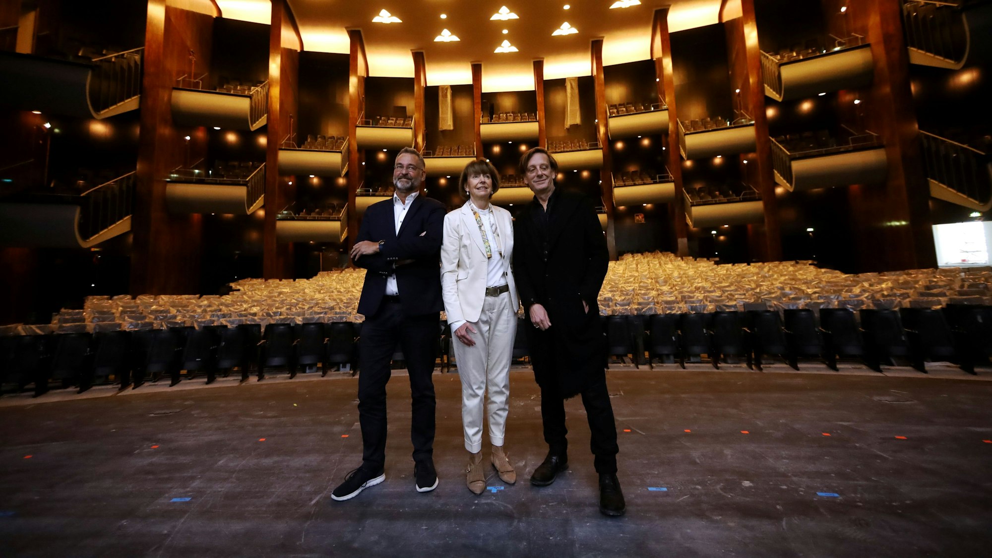 Hein Mulders, Henriette Reker und Kay Voges (v.l.) in der Oper.
