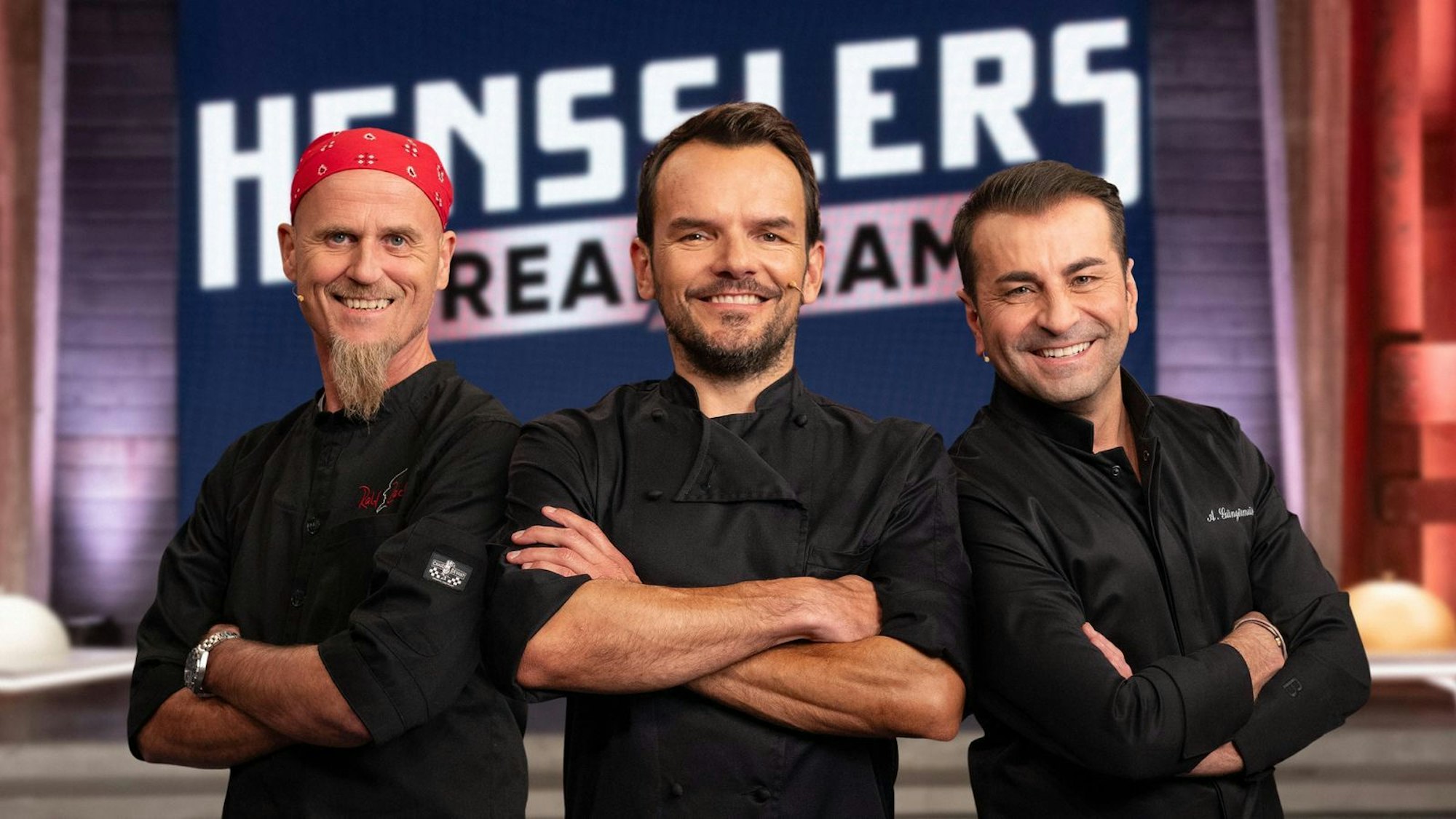 Sie bilden in der neuen VOX-Kochshow „Hensslers Dreamteam“, von links: Ralf Zacherl, Steffen Henssler und Ali Güngörmüs. (Bild: RTL / Markus Hertrich)