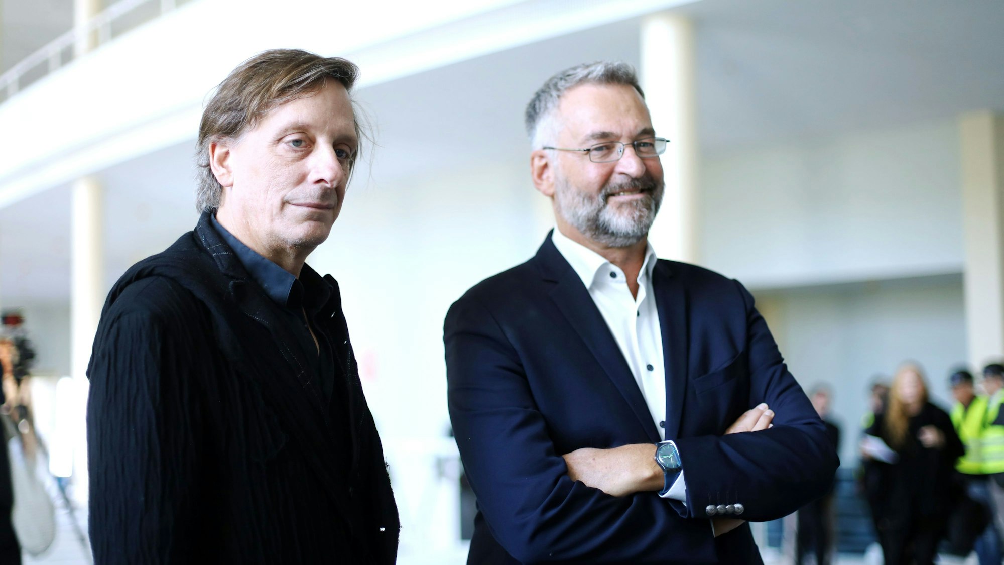 01.10.2025, Köln: Hein Mulders (Oper) und Kay Voges (v.l.) im Foyer der Oper. Die Stadt Köln informiert über den aktuellen Stand auf der Baustelle der Bühnen am Offenbachplatz. Foto: Arton Krasniqi
