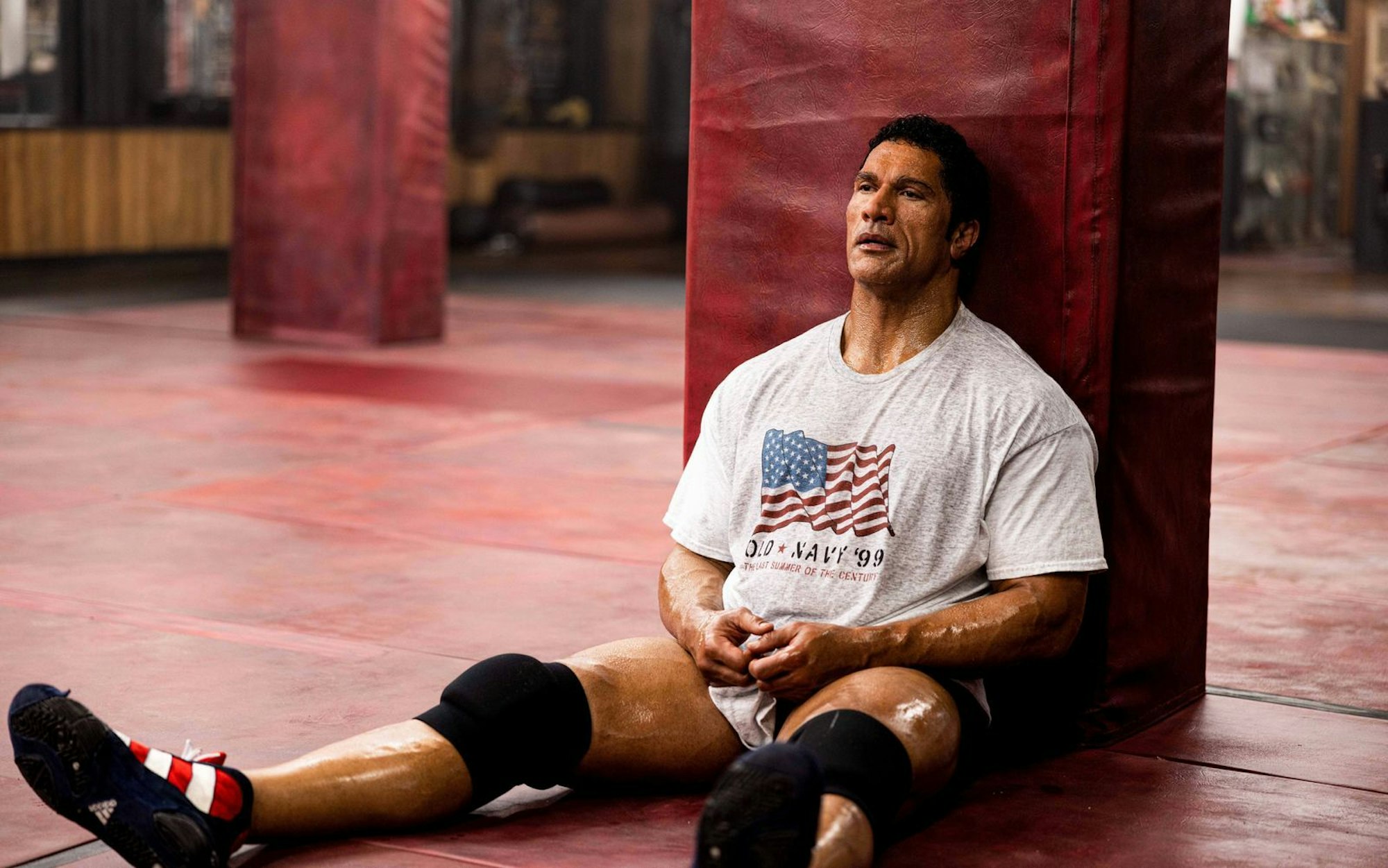 Ein Kämpfer am Boden: In „The Smashing Mashine“ versucht sich Dwayne „The Rock“ Johnson mal als Charakterdarsteller. (Bild: Leonine)