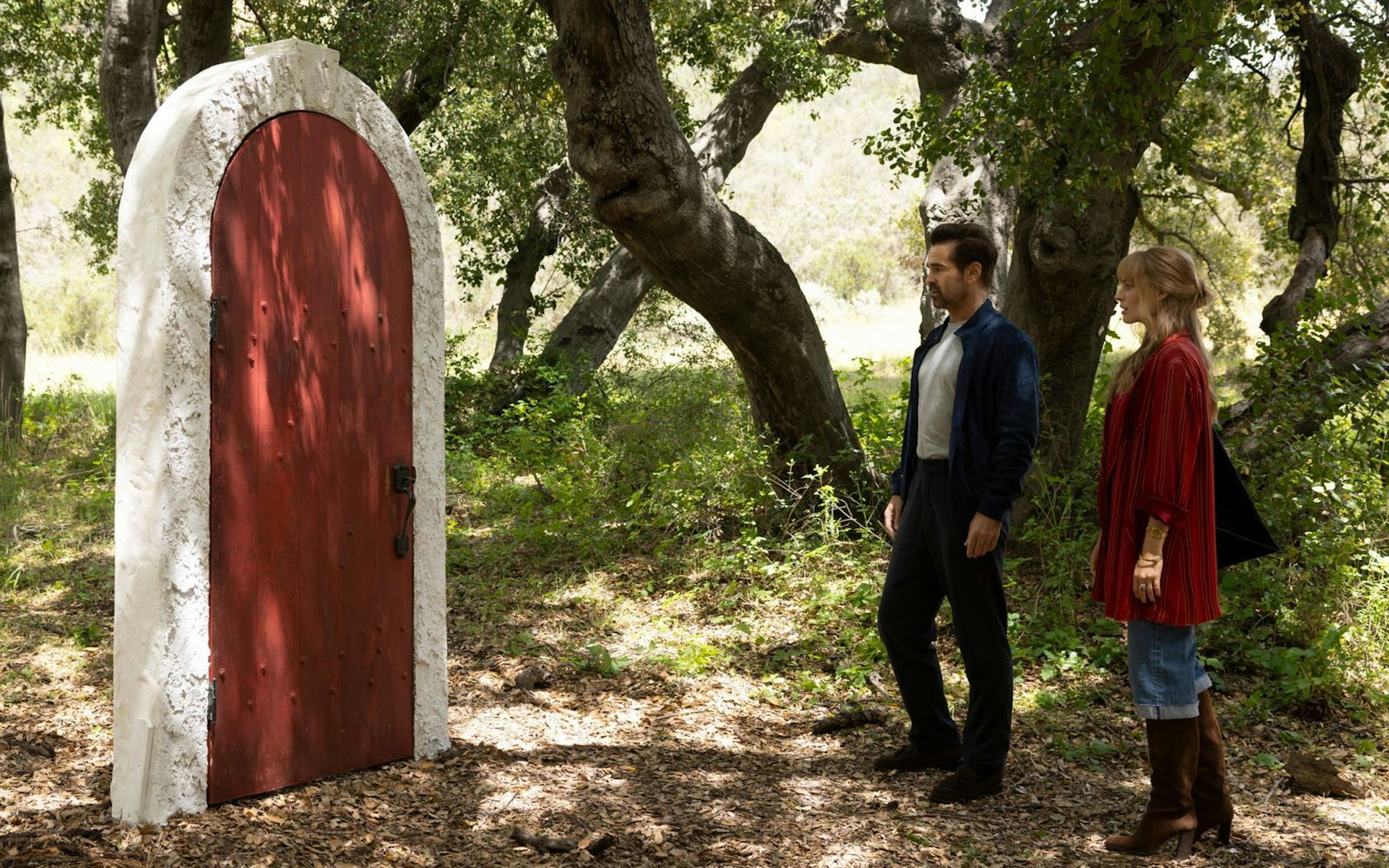 Eine mysteriöse rote Tür, mitten im Wald - wo führt sie wohl hin? David (Colin Farrell) und Sarah (Margot Robbie) wollen es gerne herausfinden. (Bild: Sony Pictures/2025 CTMG)