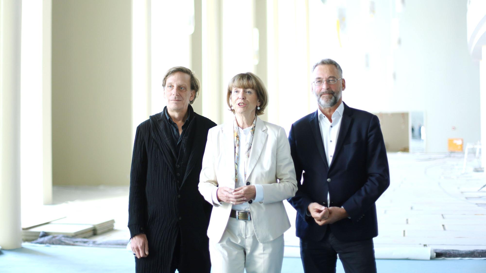 Kay Voges (Schauspielintendant), OB Henriette Reker und Hein Mulders (Opernintendant) im Foyer der Oper.