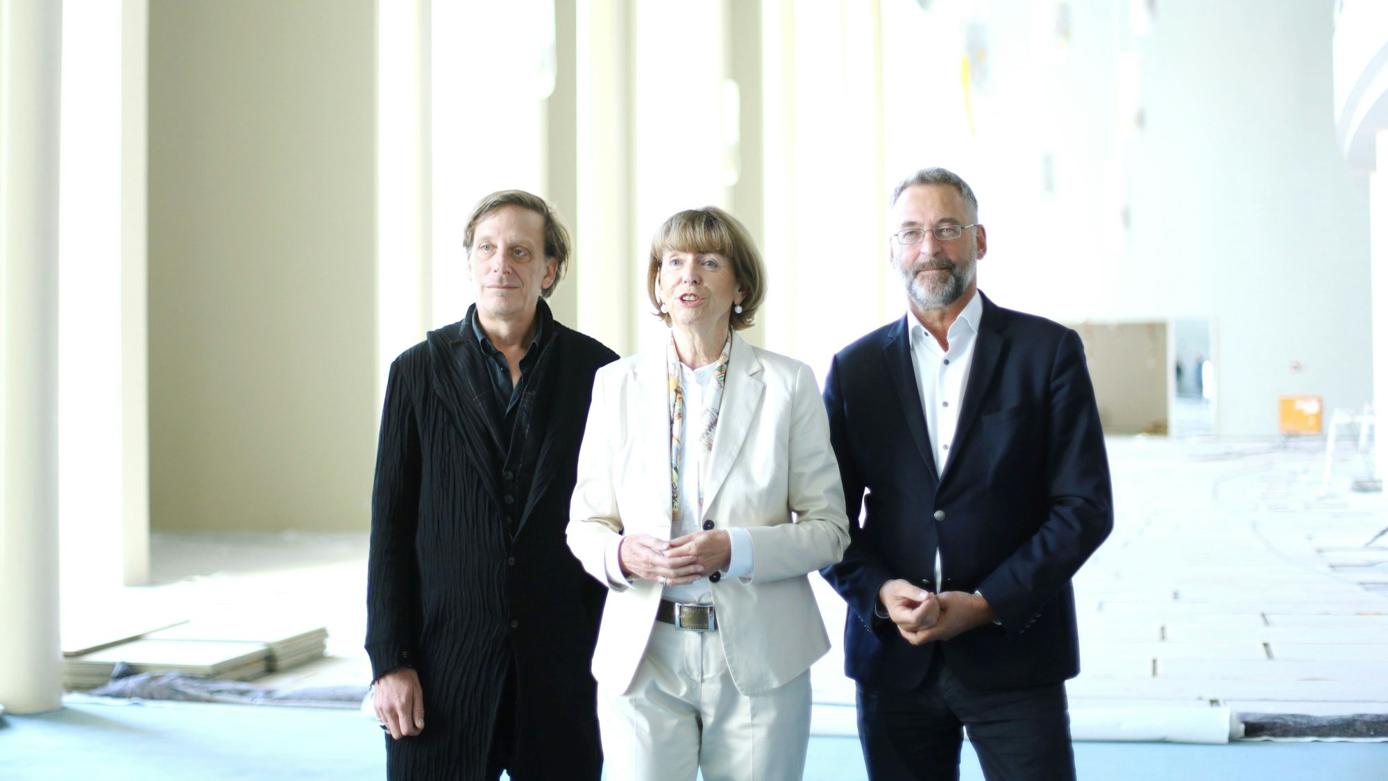 Kay Voges (Schauspielintendant), OB Henriette Reker und Hein Mulders (Opernintendant) im Foyer der Oper.