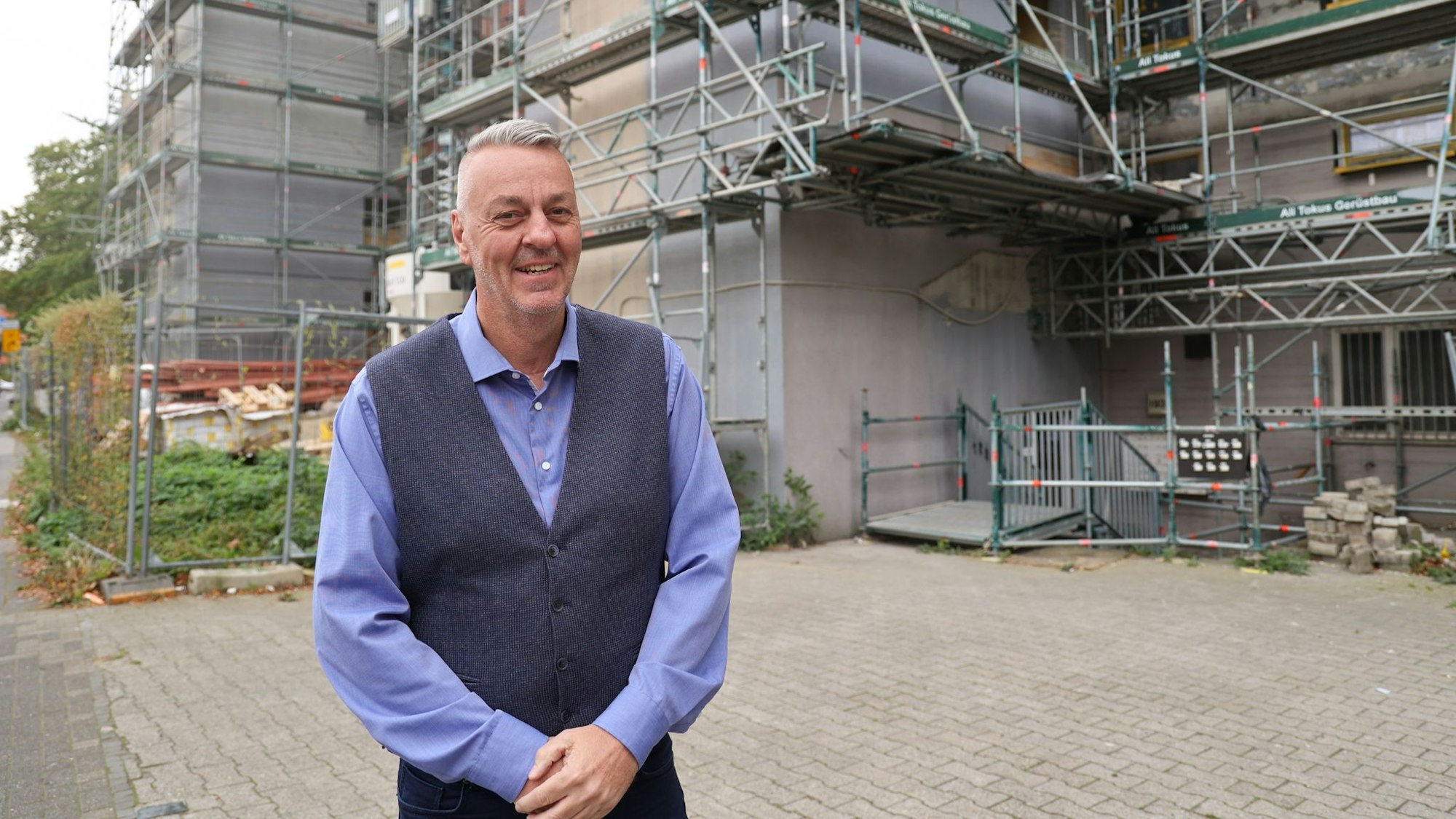 Ralf Chroscinski vor seiner zukünftigen WSK-Wohnung in der Weinsbergstraße am Melatengürtel.