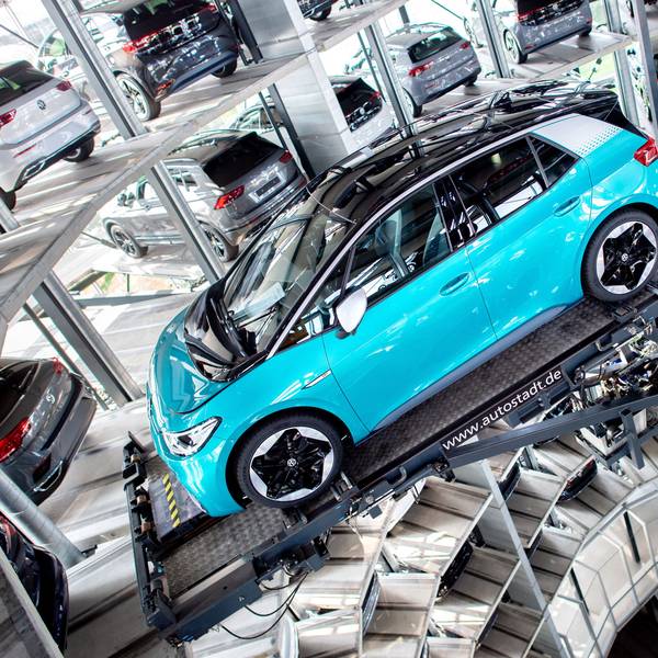 Der VW ID 3 in türkis ist in einem Ausstellungsraum zu sehen.