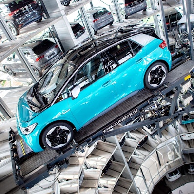 Der VW ID 3 in türkis ist in einem Ausstellungsraum zu sehen.