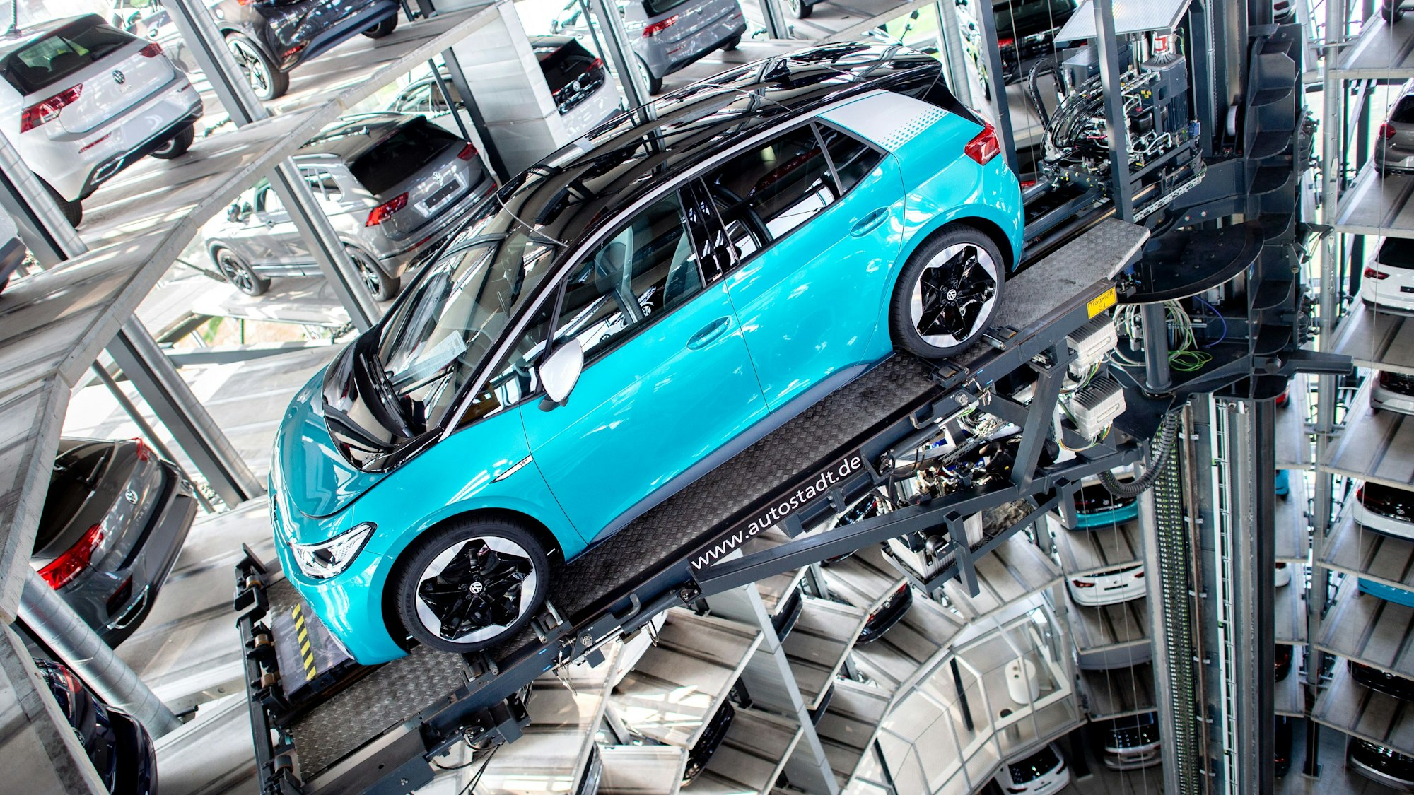 Der VW ID 3 in türkis ist in einem Ausstellungsraum zu sehen.