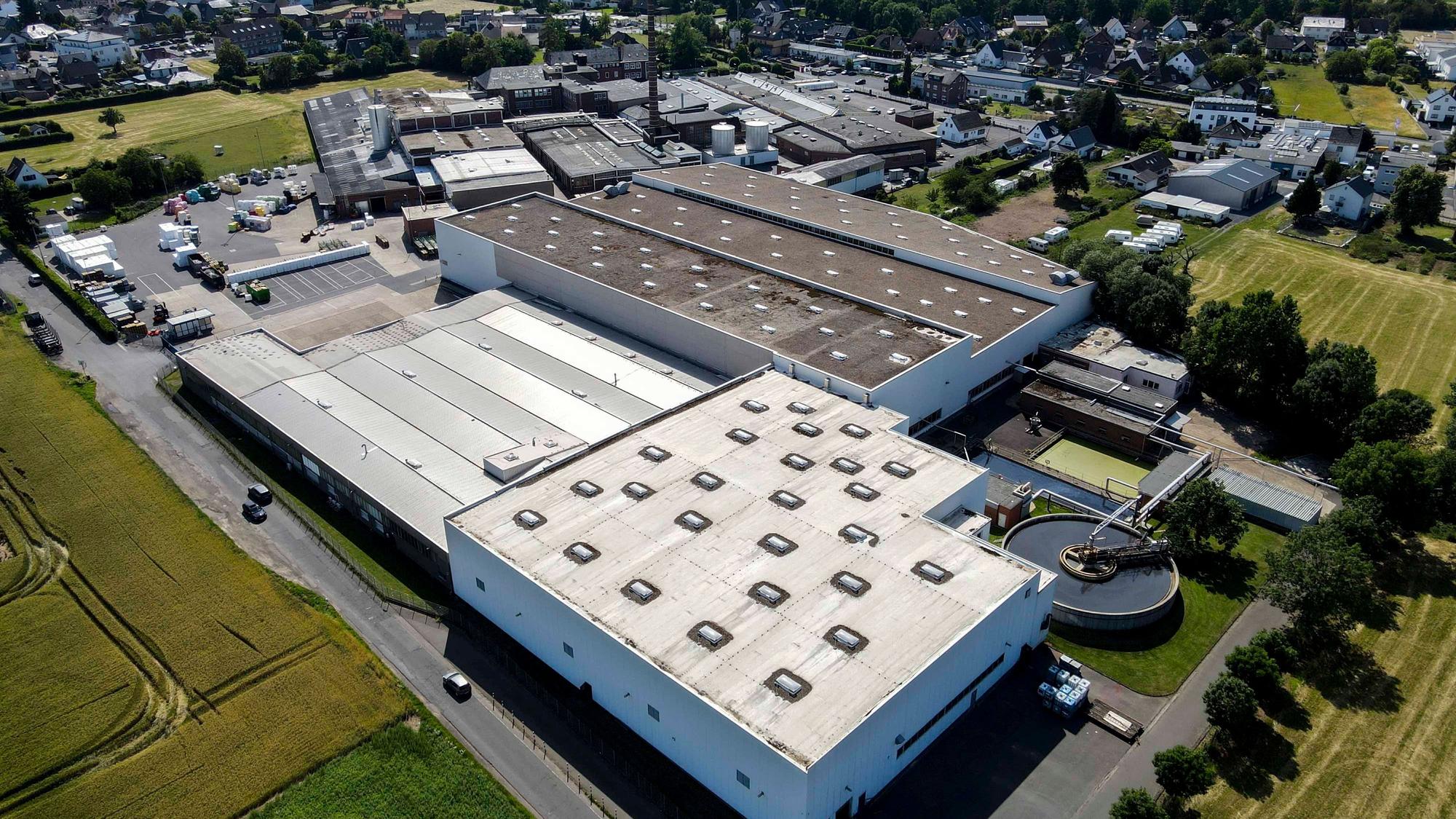 Das Luftbild zeigt die Produktionshallen des Serviettenproduzenten Fasana in Euskirchen-Stotzheim.