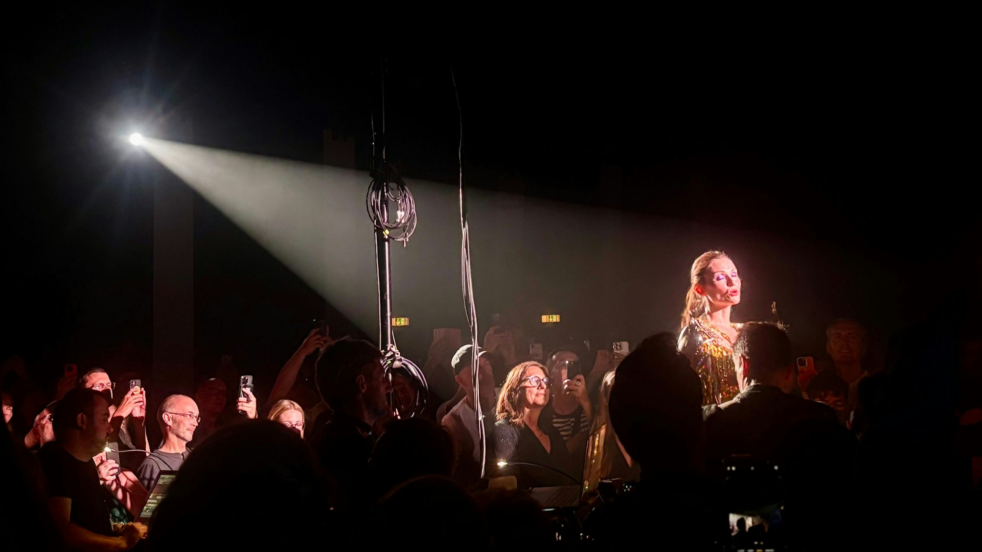 Sophie Ellis-Bextor bei ihrem Konzert in der Kölner Kantine am 30. September 2025. Foto: Kevin Goonewardena