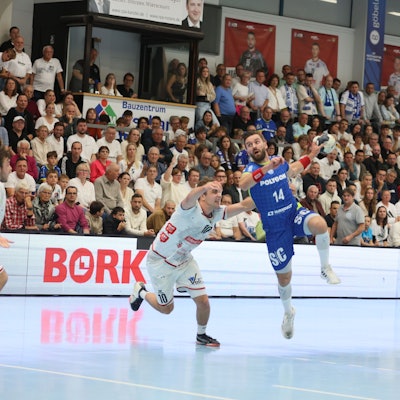 Teitur Einarsson nutzt die Lücke in der Hüttenberger Abwehr.