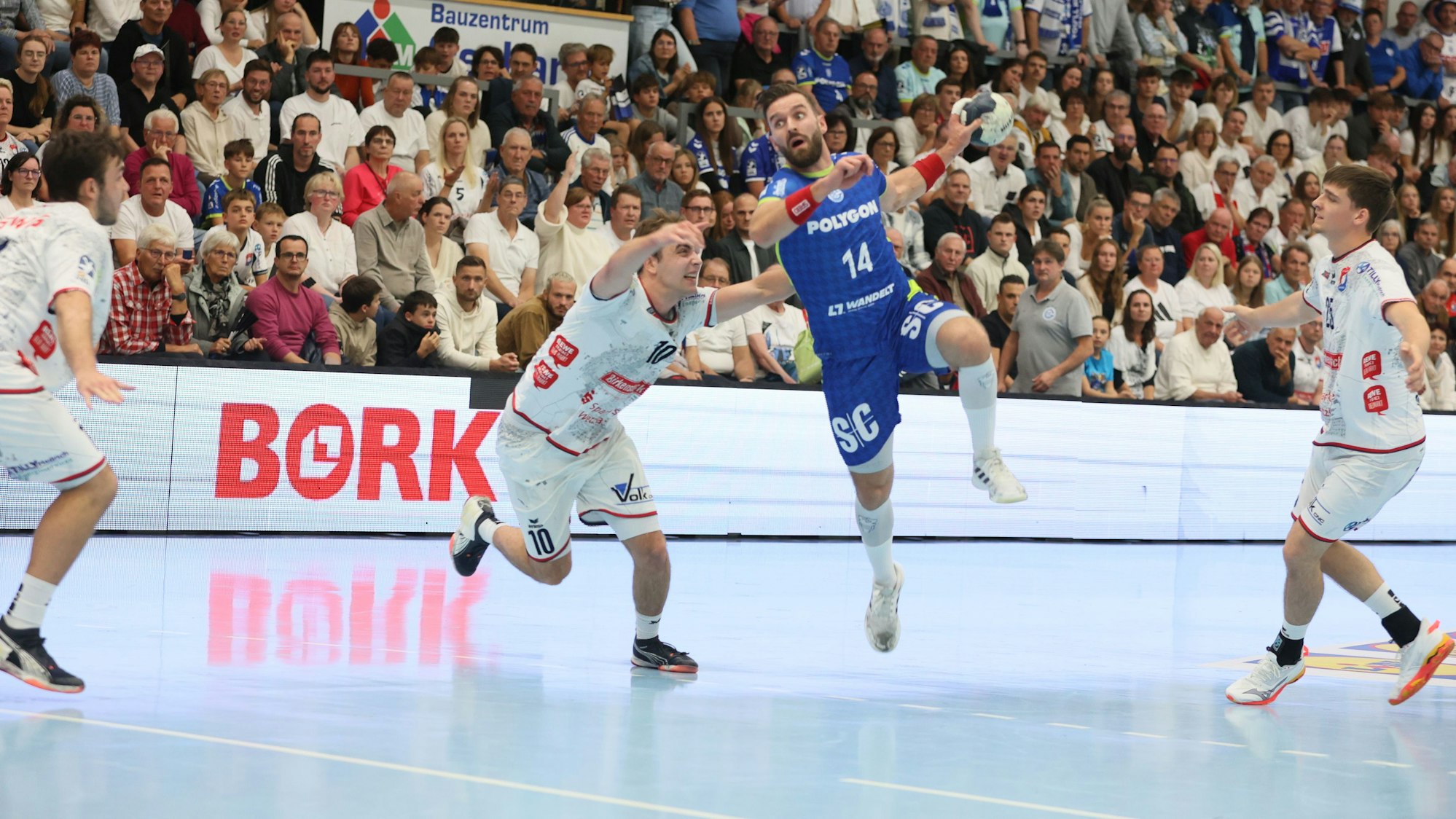 Teitur Einarsson nutzt die Lücke in der Hüttenberger Abwehr.