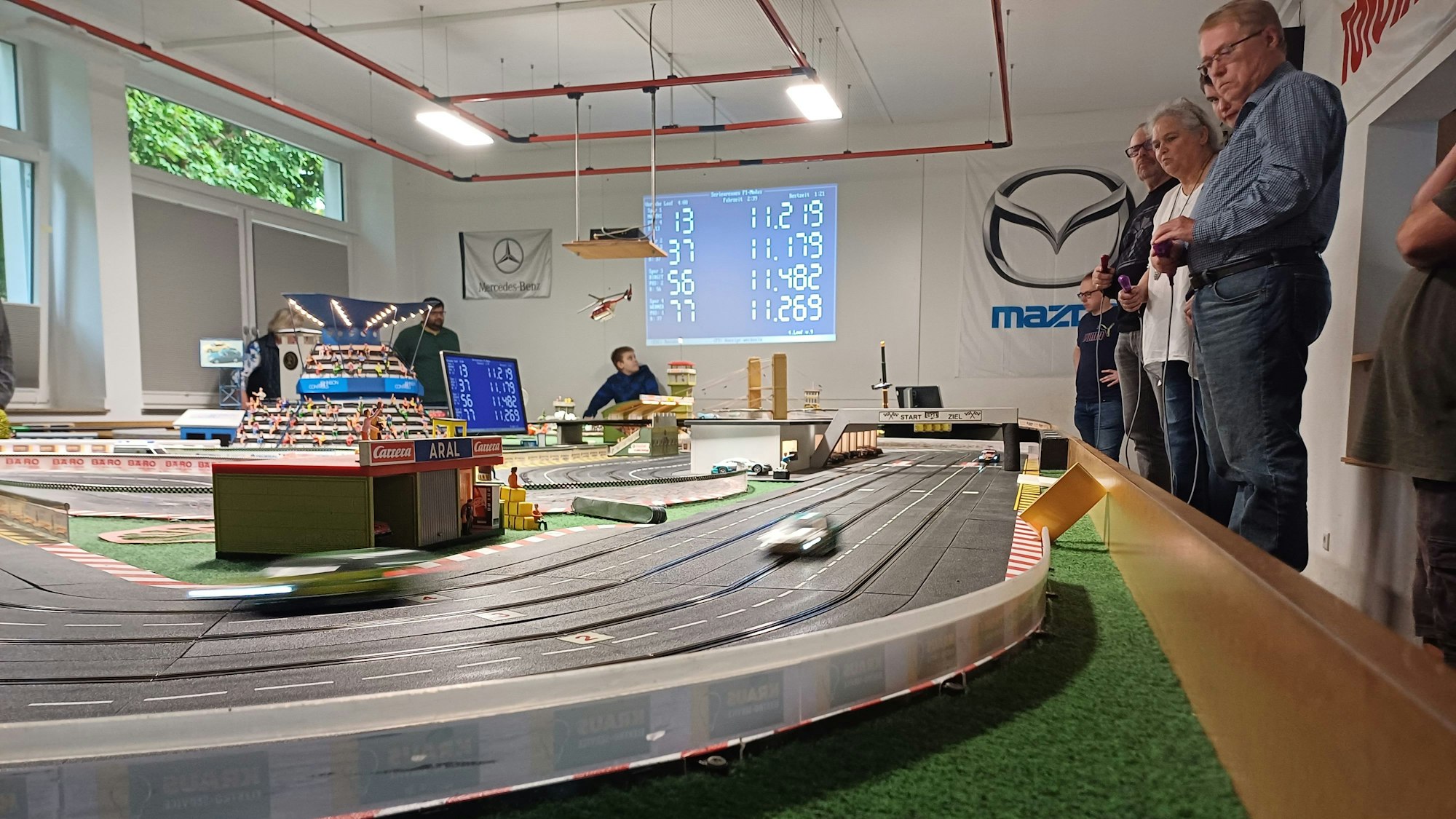 Das Rennen im Burscheider Racing Center zwischen dem jungen Team und Team Alt.