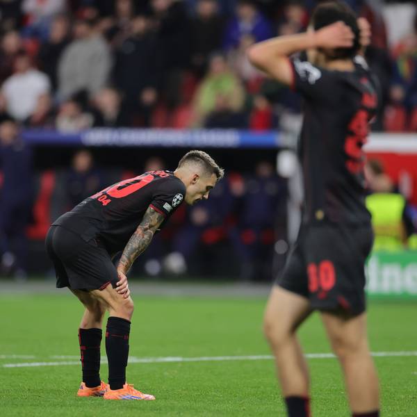 01.10.2025, Nordrhein-Westfalen, Leverkusen: Fußball, Champions League, Bayer 04 Leverkusen - PSV Eindhoven, Vorrunde, Spieltag 2, BayArena, Álex Grimaldo (Bayer Leverkusen) reagiert enttäuscht. Foto: Rolf Vennenbernd/dpa +++ dpa-Bildfunk +++