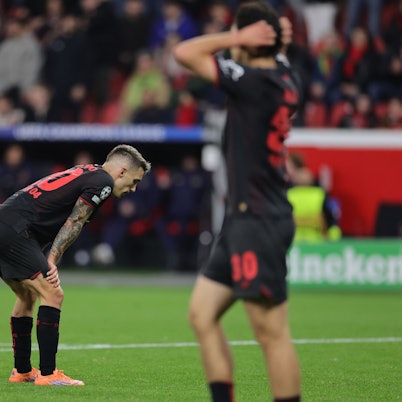 01.10.2025, Nordrhein-Westfalen, Leverkusen: Fußball, Champions League, Bayer 04 Leverkusen - PSV Eindhoven, Vorrunde, Spieltag 2, BayArena, Álex Grimaldo (Bayer Leverkusen) reagiert enttäuscht. Foto: Rolf Vennenbernd/dpa +++ dpa-Bildfunk +++