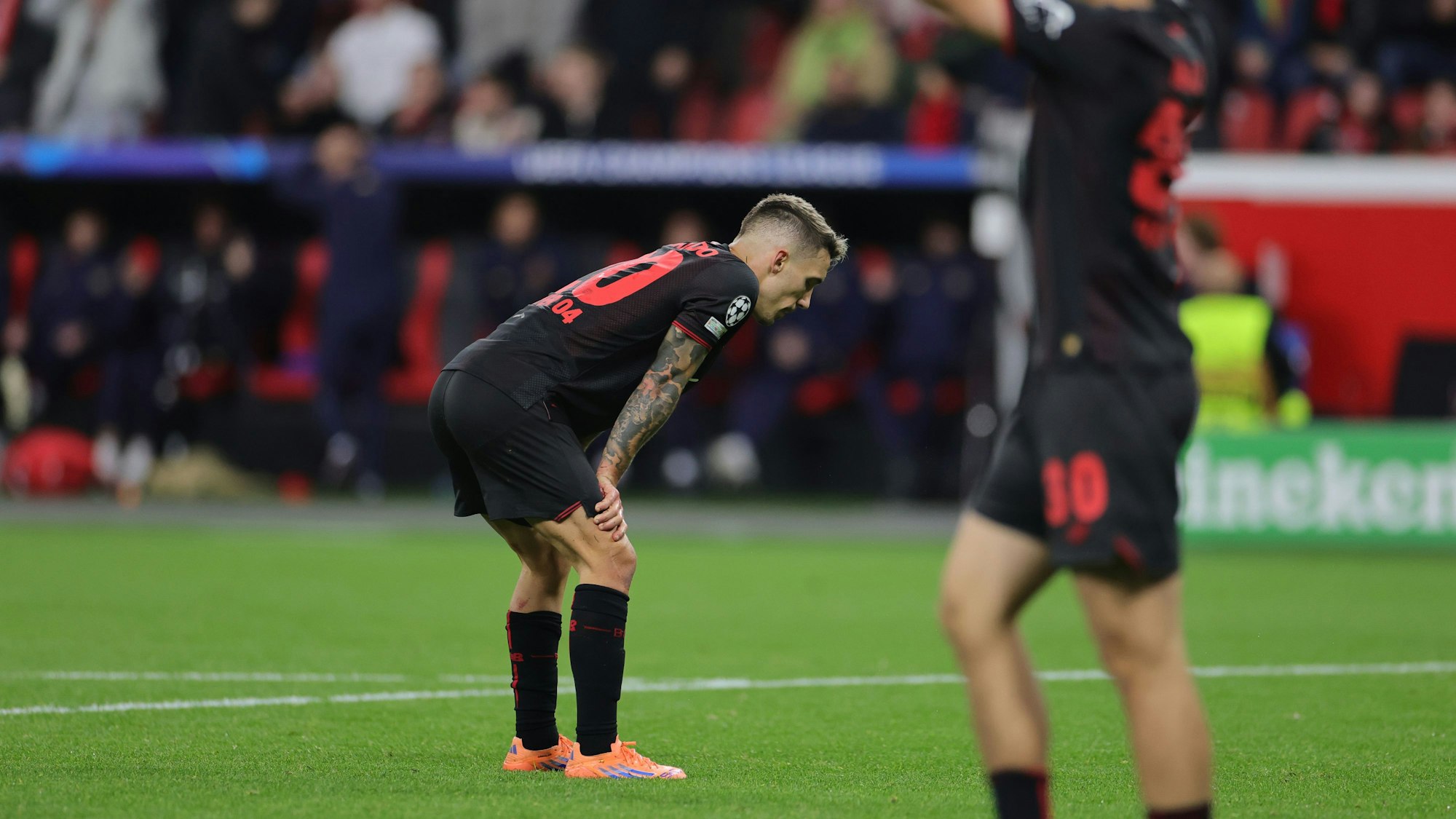 01.10.2025, Nordrhein-Westfalen, Leverkusen: Fußball, Champions League, Bayer 04 Leverkusen - PSV Eindhoven, Vorrunde, Spieltag 2, BayArena, Álex Grimaldo (Bayer Leverkusen) reagiert enttäuscht. Foto: Rolf Vennenbernd/dpa +++ dpa-Bildfunk +++