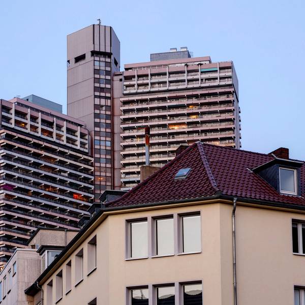 Das Kölner Unicenter ragt über den Stadtteil Sülz.