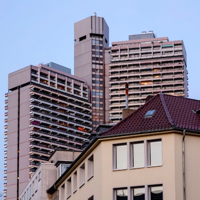 Das Kölner Unicenter ragt über den Stadtteil Sülz.