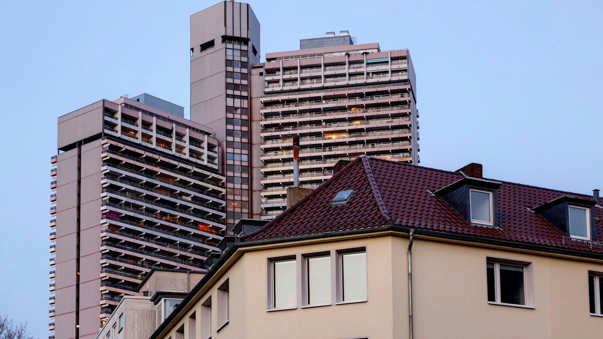 Das Kölner Unicenter ragt über den Stadtteil Sülz.