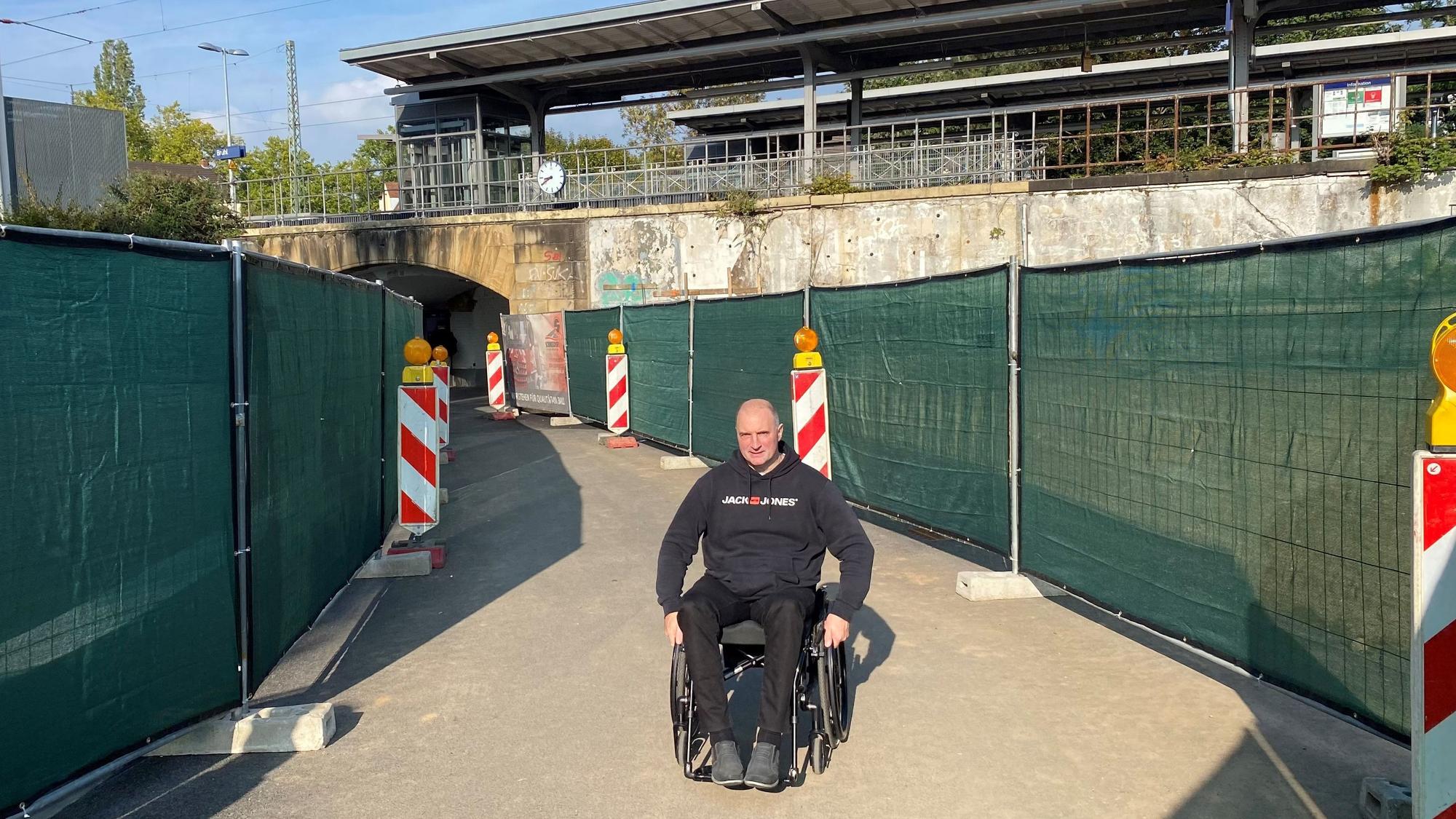 Zu sehen ist Ralf Bauer vom Inklusionsbeirat auf der neuen Zufahrt zum Tunnel unter den Gleisen.