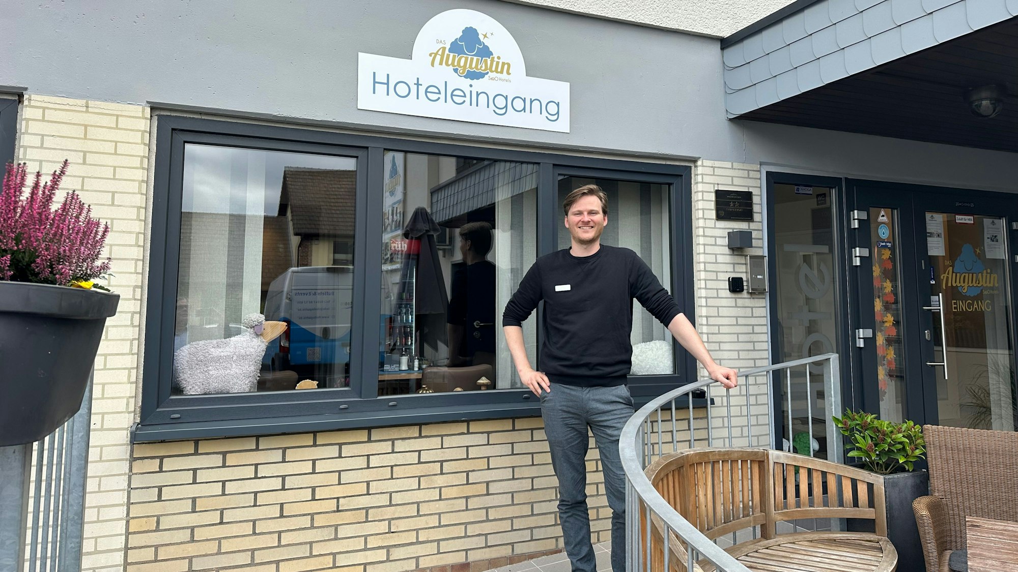 Schauspieler Johannes Zajdowicz startete im September 2025 als 31-Jähriger mit seiner Ausbildung als Hotelkaufmann.