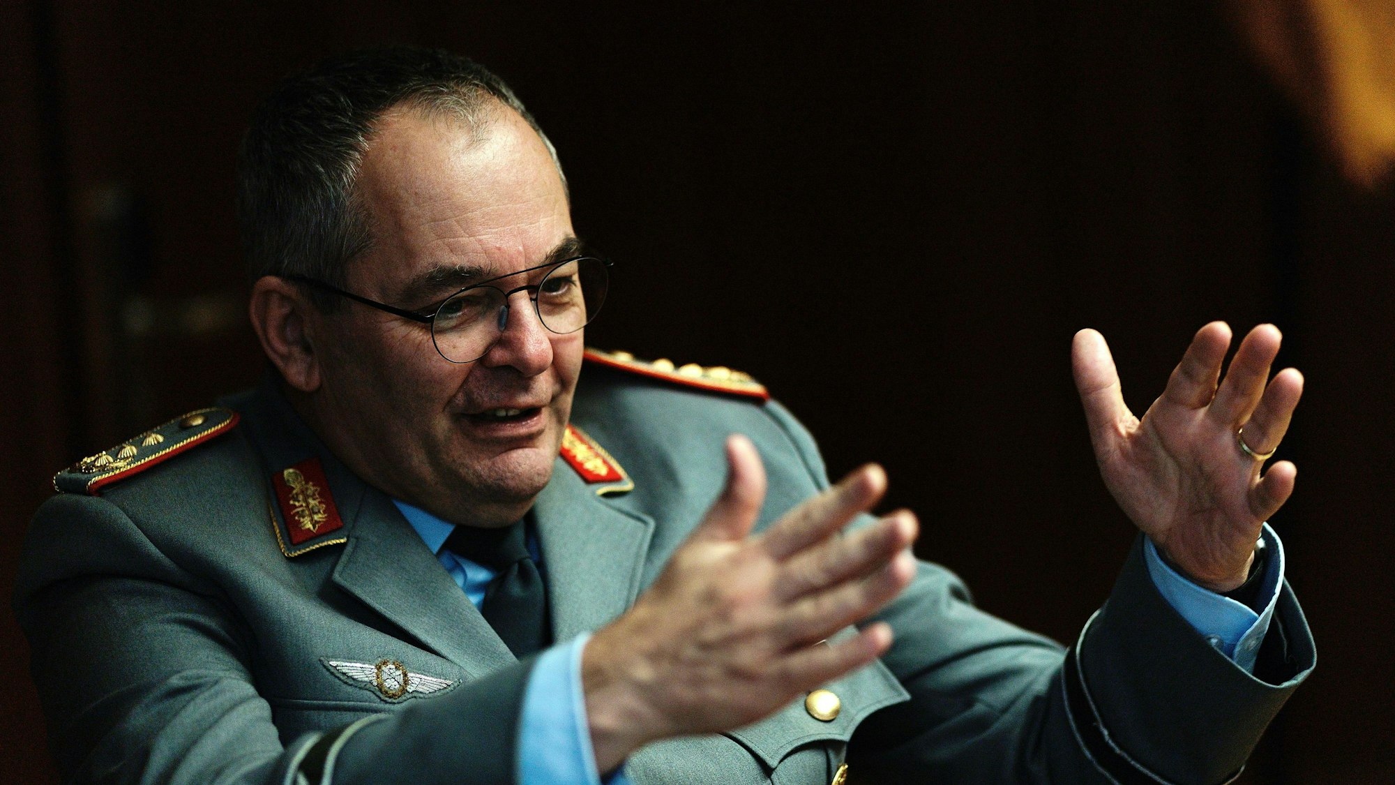 Generalleutnant Alfons Mais, aufgenommen während eines Interviews mit der Deutschen Presse-Agentur (dpa) in seinem Arbeitszimmer in der Bundeswehr-Kaserne in Strausberg. (Archivbild)