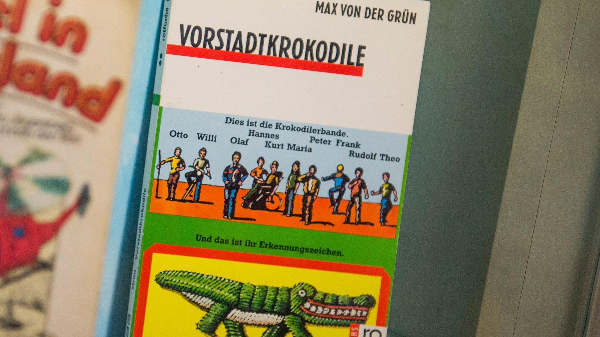Das Werk „Vorstadtkrokodile“ ist in einem Literaturmuseum ausgestellt.