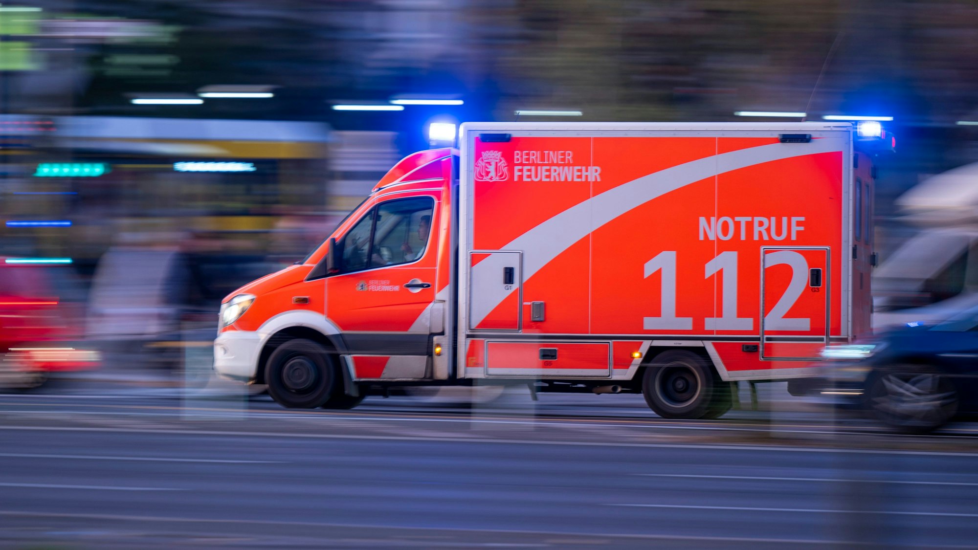Ein Rettungswagen der Berliner Feuerwehr fährt mit Blaulicht zum Einsatz. (Symbolbild)