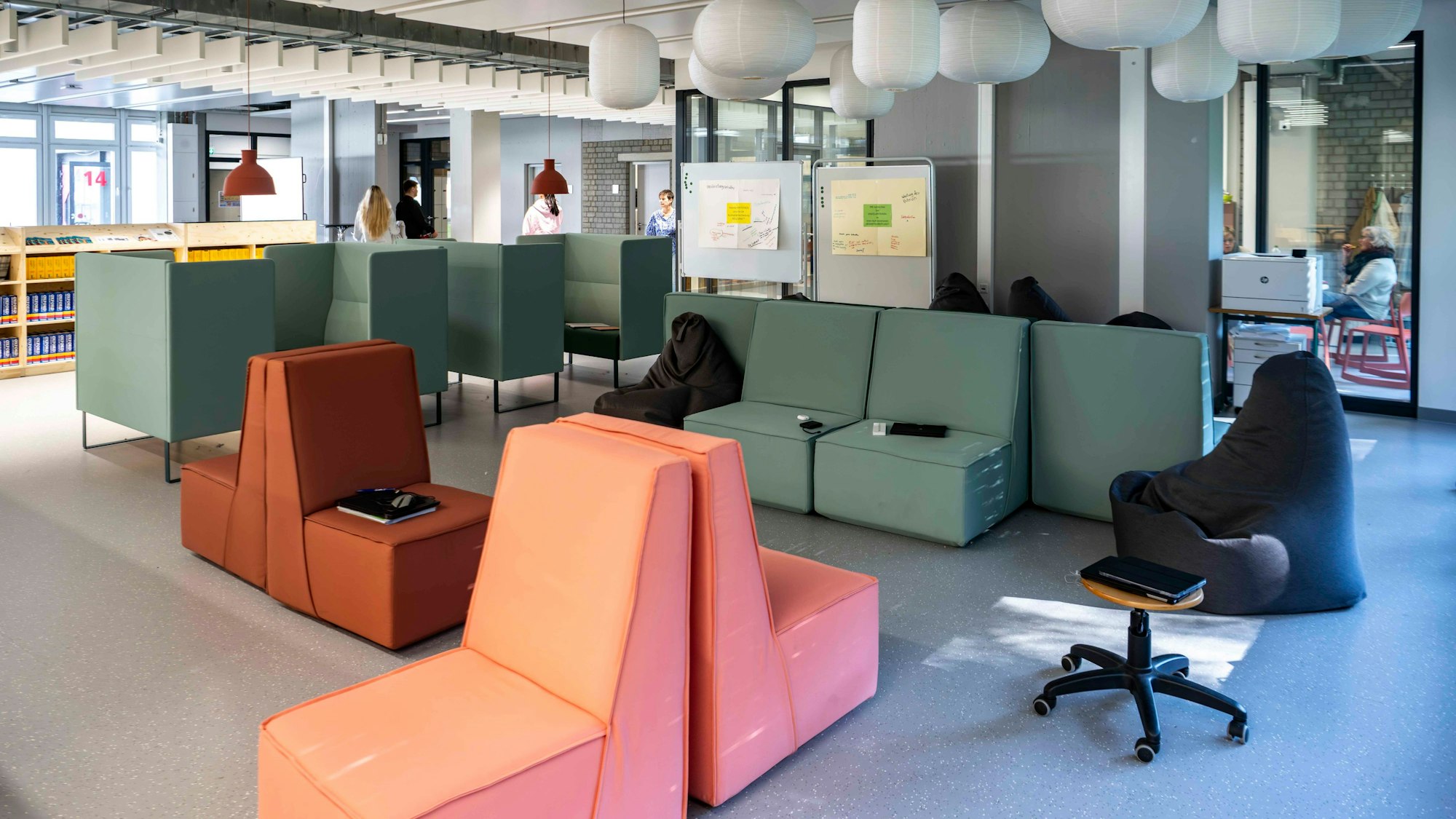 Das Bild zeigt bunte, bequeme und moderne Möbel, mit denen die Lernlandschaft in der Berufsschule ausgestattet ist.