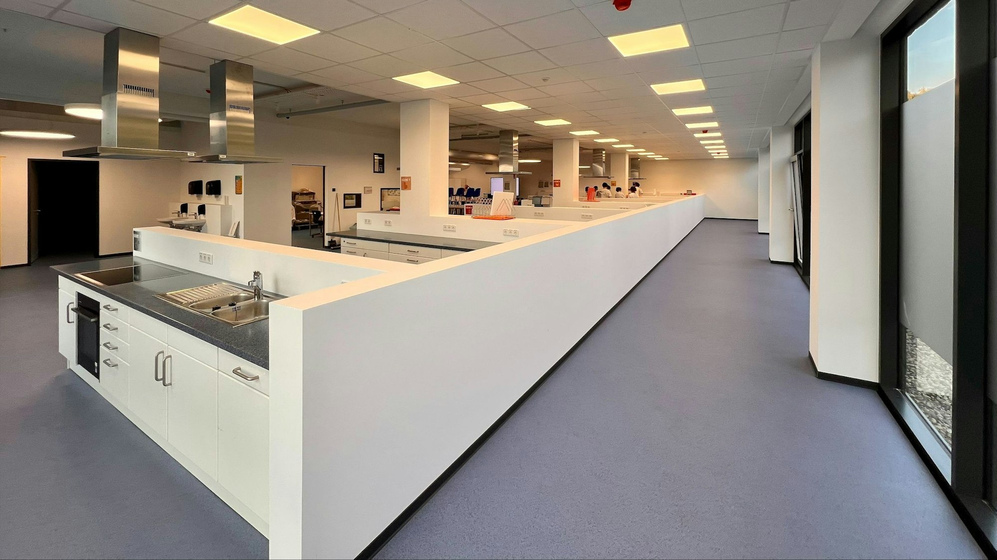 Das Bild zeigt die neuen, weißen Lernküchen im BKE.