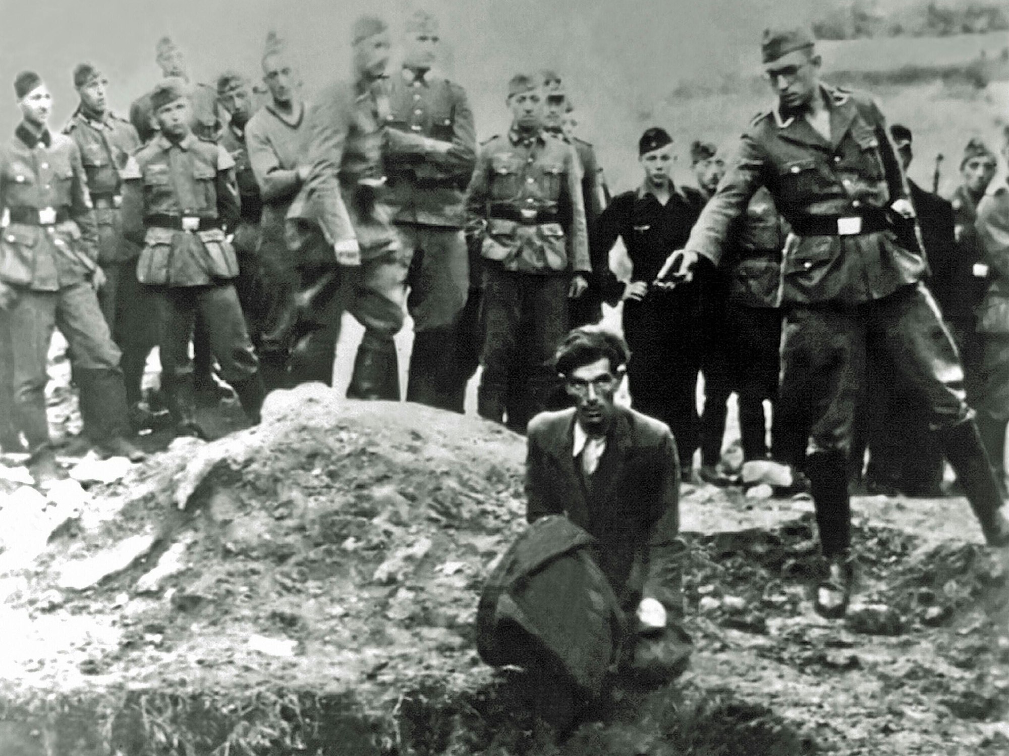 Das hier gezeigte Foto wurde so beschnitten, dass die Grube mit zahlreichen Leichen nicht zu sehen ist.