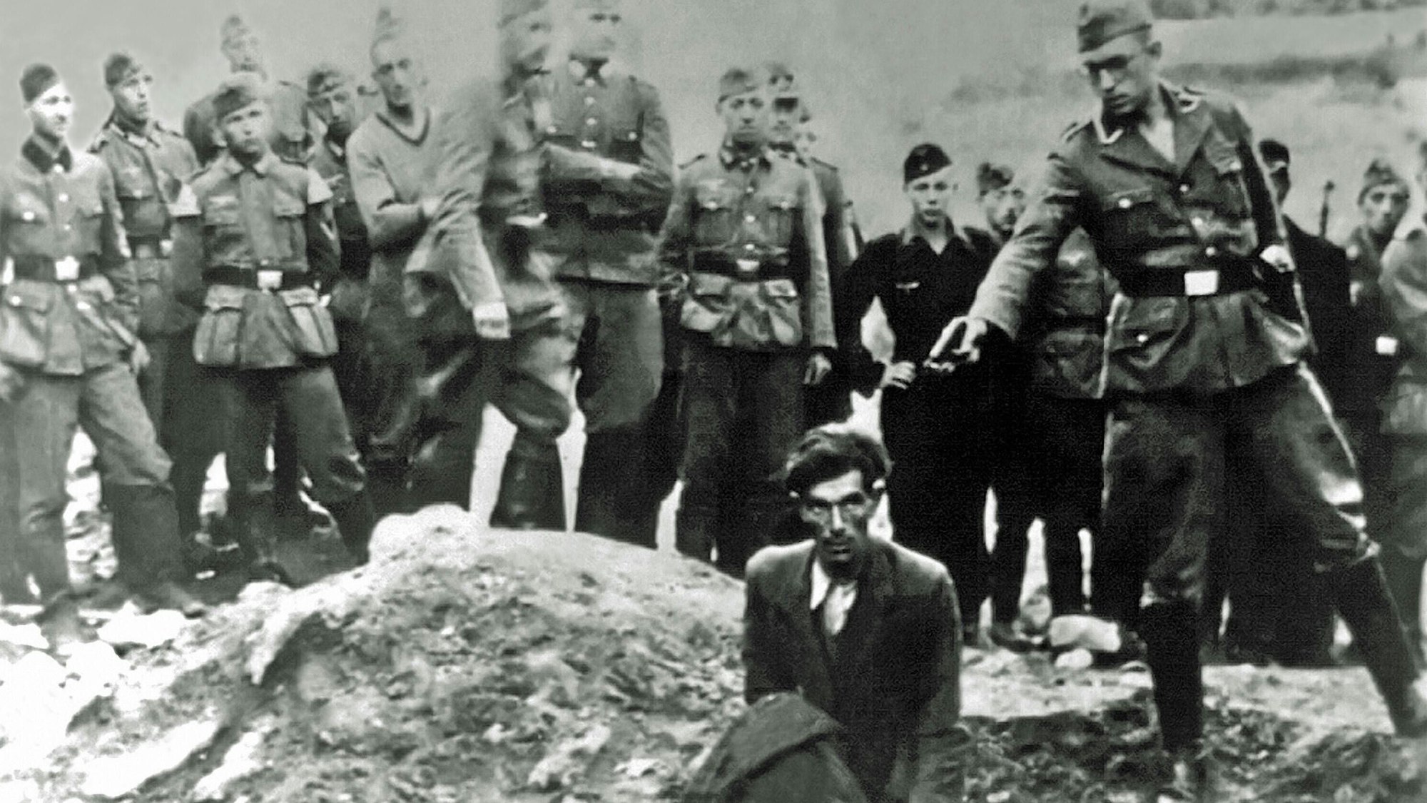 Ein deutscher Soldat ist im Begriff, einen jüdischen Mann zu erschießen. Das Bild trug lange den Titel „Der letzte Jude in Winnyzja“, weil der entsprechende Text auf der Rückseite des Fotos, das in einem Fotoalbum eines deutschen Soldaten gefunden wurde, stand. (Archivbild)