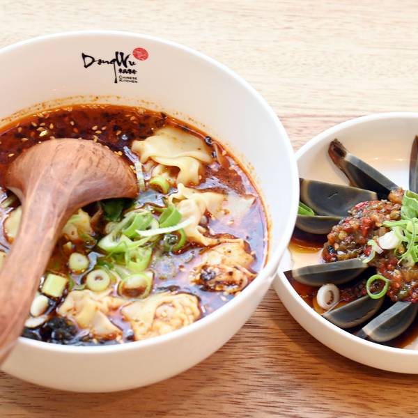 2 Tellergerichte (Wan Tan-Suppe nach Sichuan Art und 100 Jährige Eier sind zu sehen.