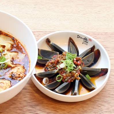 2 Tellergerichte (Wan Tan-Suppe nach Sichuan Art und 100 Jährige Eier sind zu sehen.