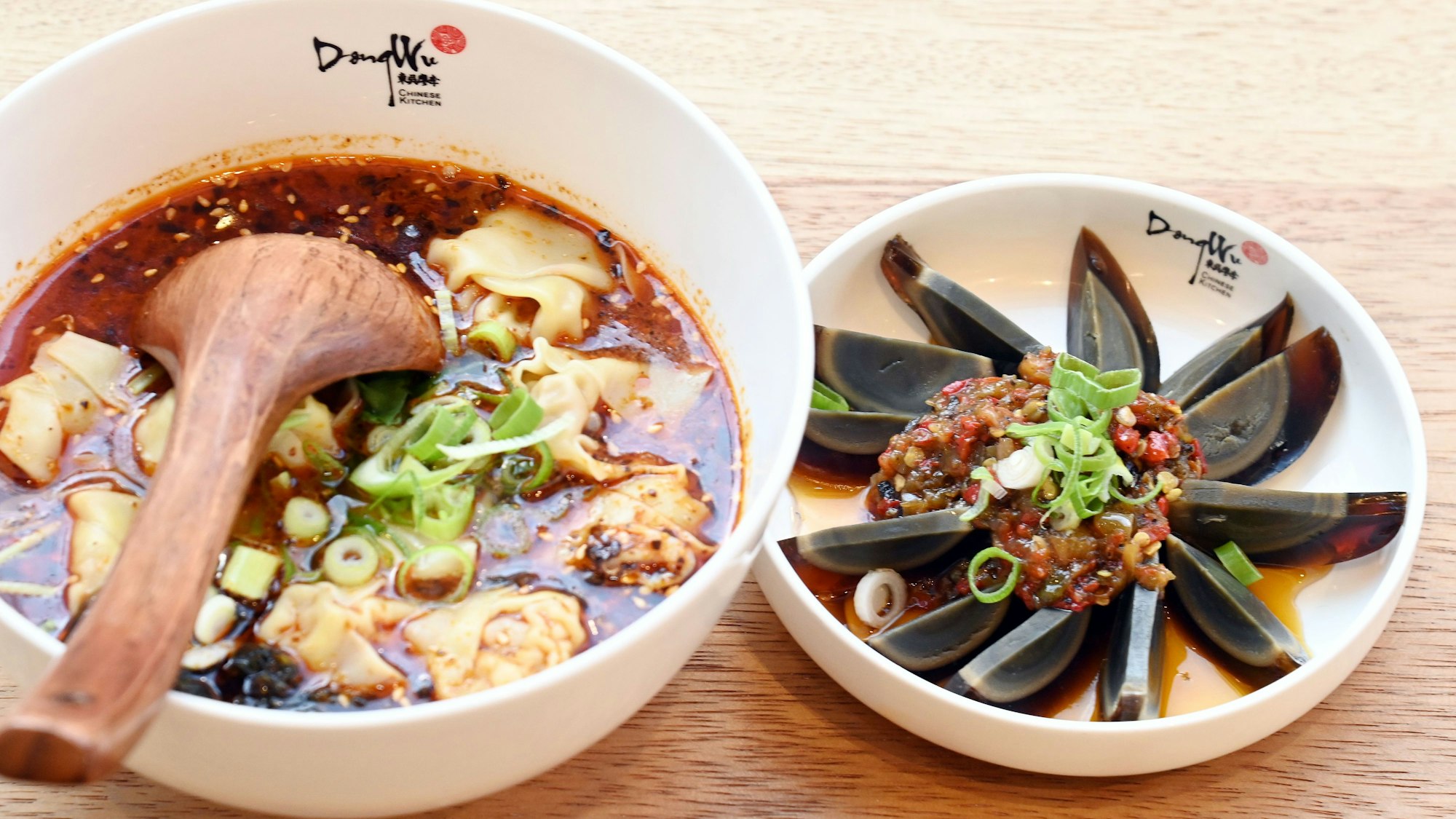 2 Tellergerichte (Wan Tan-Suppe nach Sichuan Art und 100 Jährige Eier sind zu sehen.