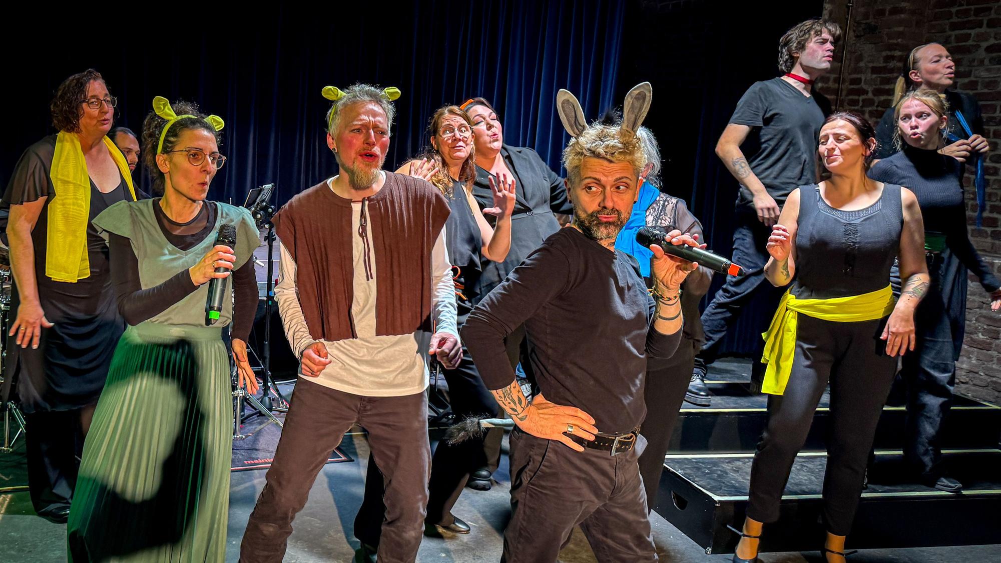 Die Darsteller bei der Generalprobe im Scala-Club Leverkusen.
